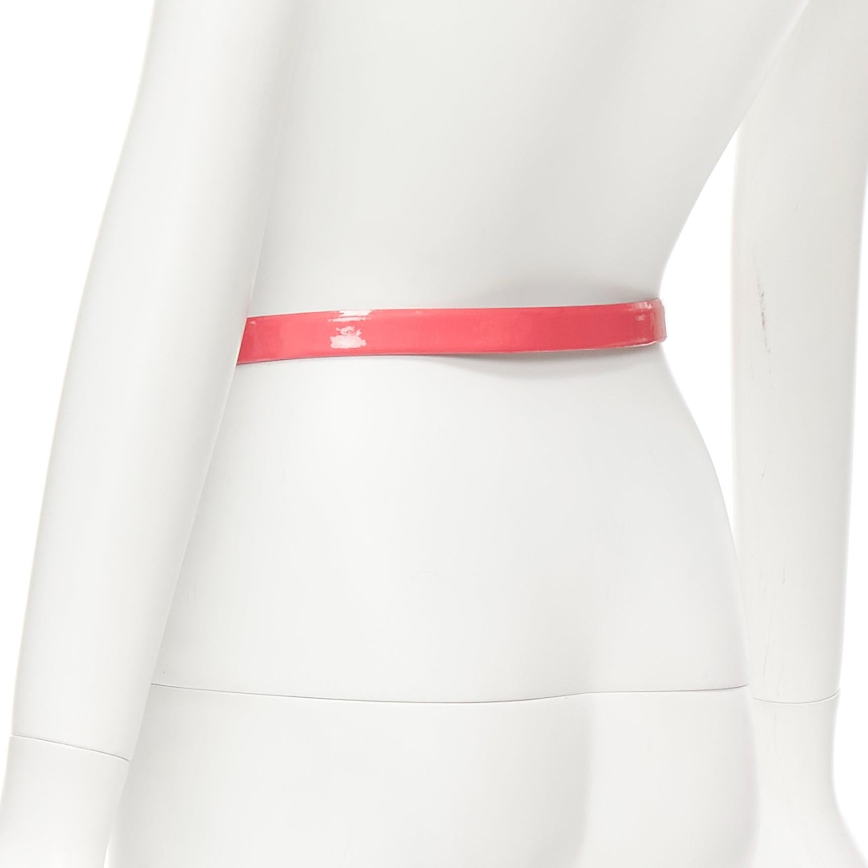 CHANEL B15P heißer rosa Lackleder CC Logo Schnalle Skinny Gürtel 70cm im Angebot 2