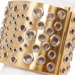 Bracelet rigide Chanel B16 doré, avec logo CC argenté et œillets perforés
