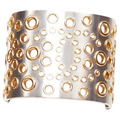 Bracelet rigide Chanel B16 argenté, or, avec logo CC et œillets perforés