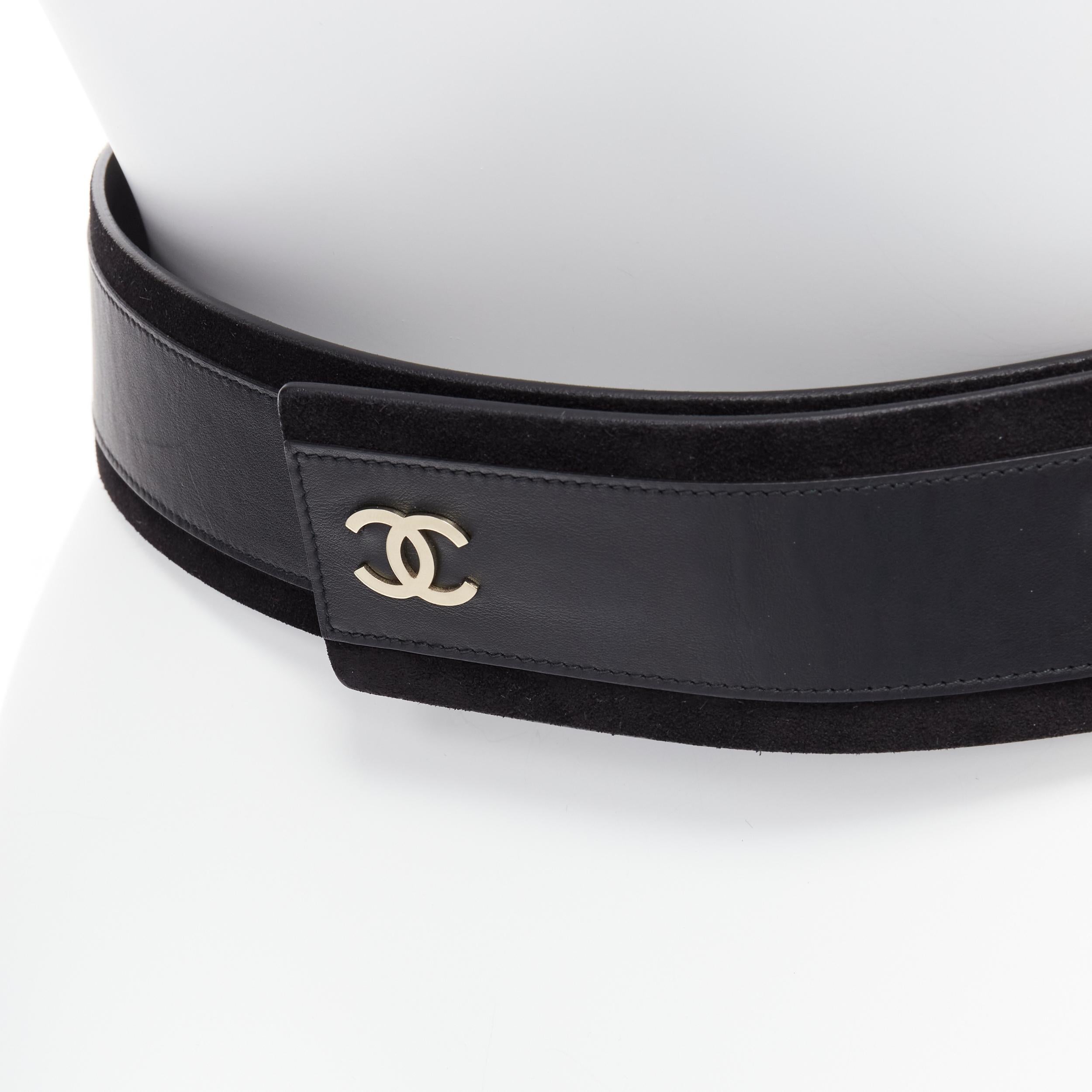 CHANEL B16A CC logo crystal gold metal hoop black leather waist belt 70cm
Reference: AAWC/A00500
Brand: Chanel
Designer: Virginie Viard
Collection: B16A
Material: Leather, Suede, Metal
Color: Black, Gold
Pattern: Solid
Closure: Belt
Lining: Black