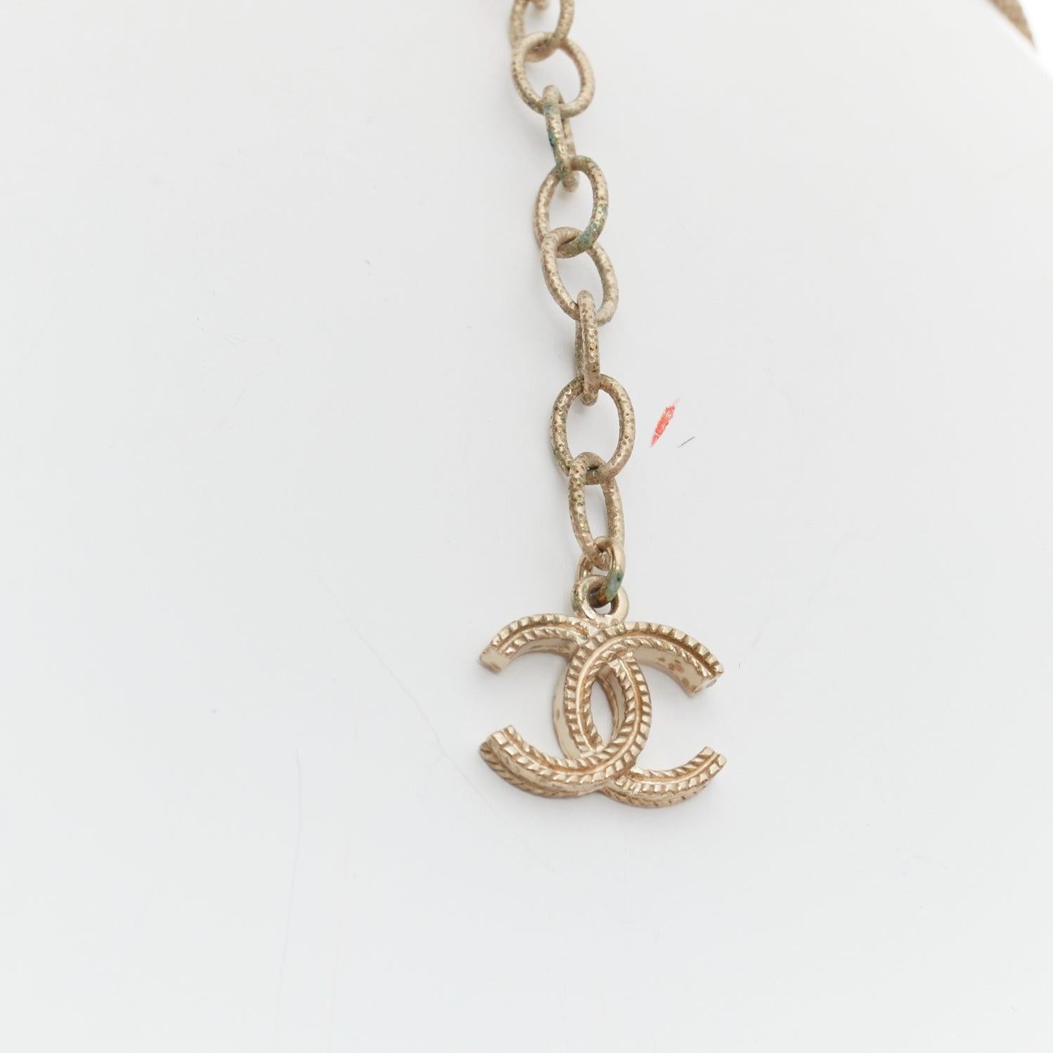 De las mujeres CHANEL B16A collar de globos redondos con logotipo CC de perlas de imitación en tono dorado en venta