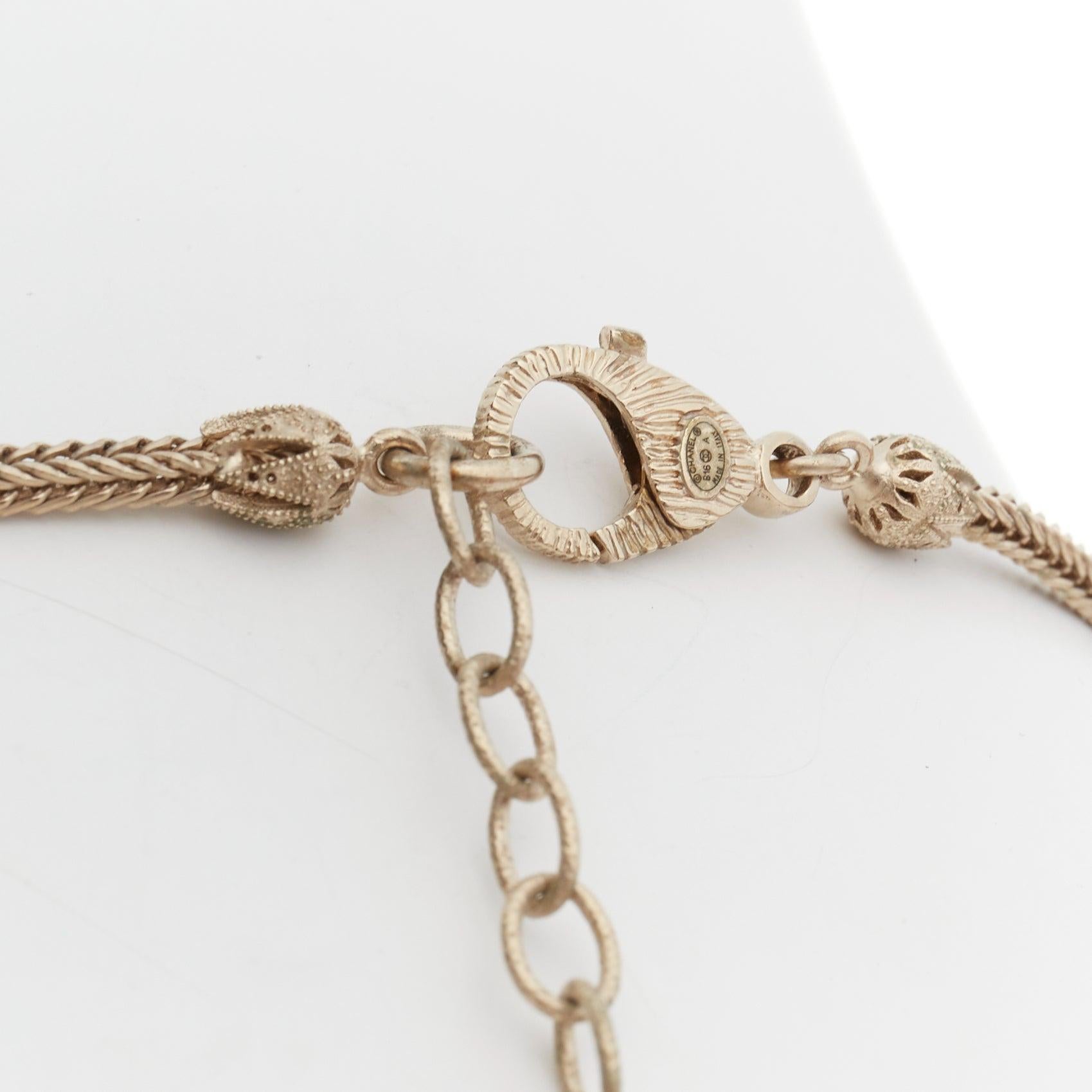 CHANEL B16A collar de globos redondos con logotipo CC de perlas de imitación en tono dorado en venta 1