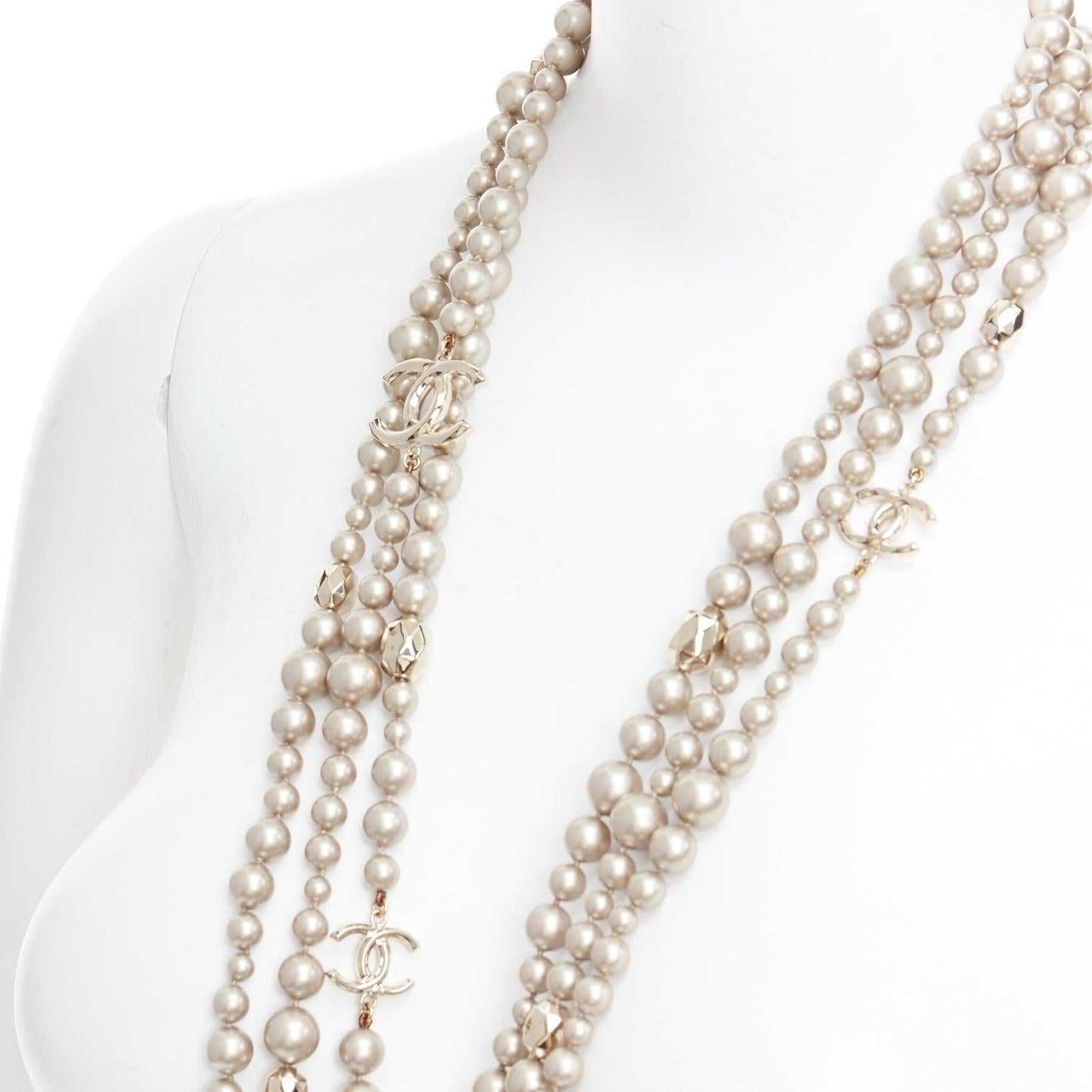 CHANEL B17 light grey faux pearl gold CC logo faceted charm triple necklace
Reference: BMPA/A00278
Brand: Chanel
Designer: Virginie Viard
Collection: B17
Material: Faux Pearl, Metal
Color: Grey, Gold
Pattern: Solid
Closure: Lobster Clasp
Extra