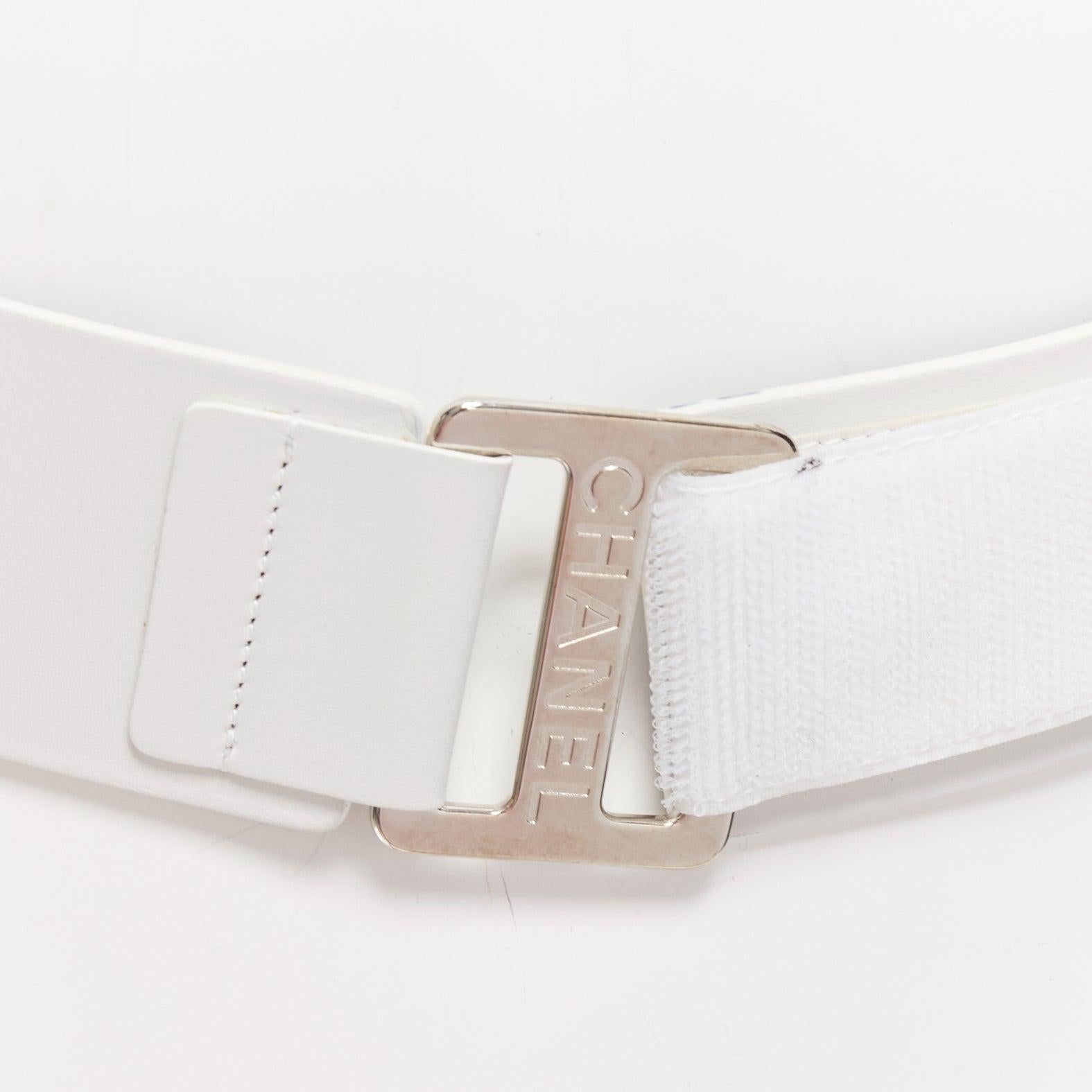 Chanel B17S cintura larga 70 cm in pelle liscia bianca con logo argento e nastro magico
Riferimento: AAWC/A01200
Marchio: Chanel
Collection'S: B17S
Materiale: Pelle, metallo
Colore: Bianco, Argento
Modello: Tinta unita
Chiusura: nastro