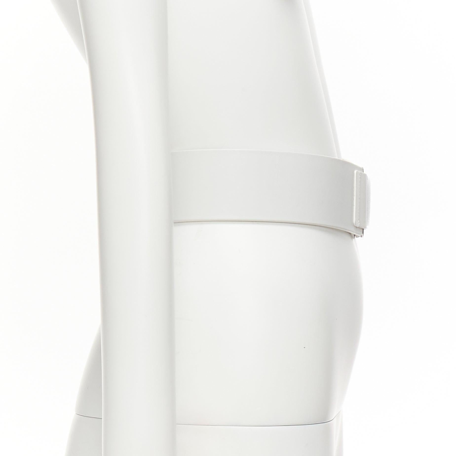 CHANEL B17S Weißer breiter, glatter, schwarzer, silberner, magic tape-Druckgürtel mit Logo 70cm Damen im Angebot