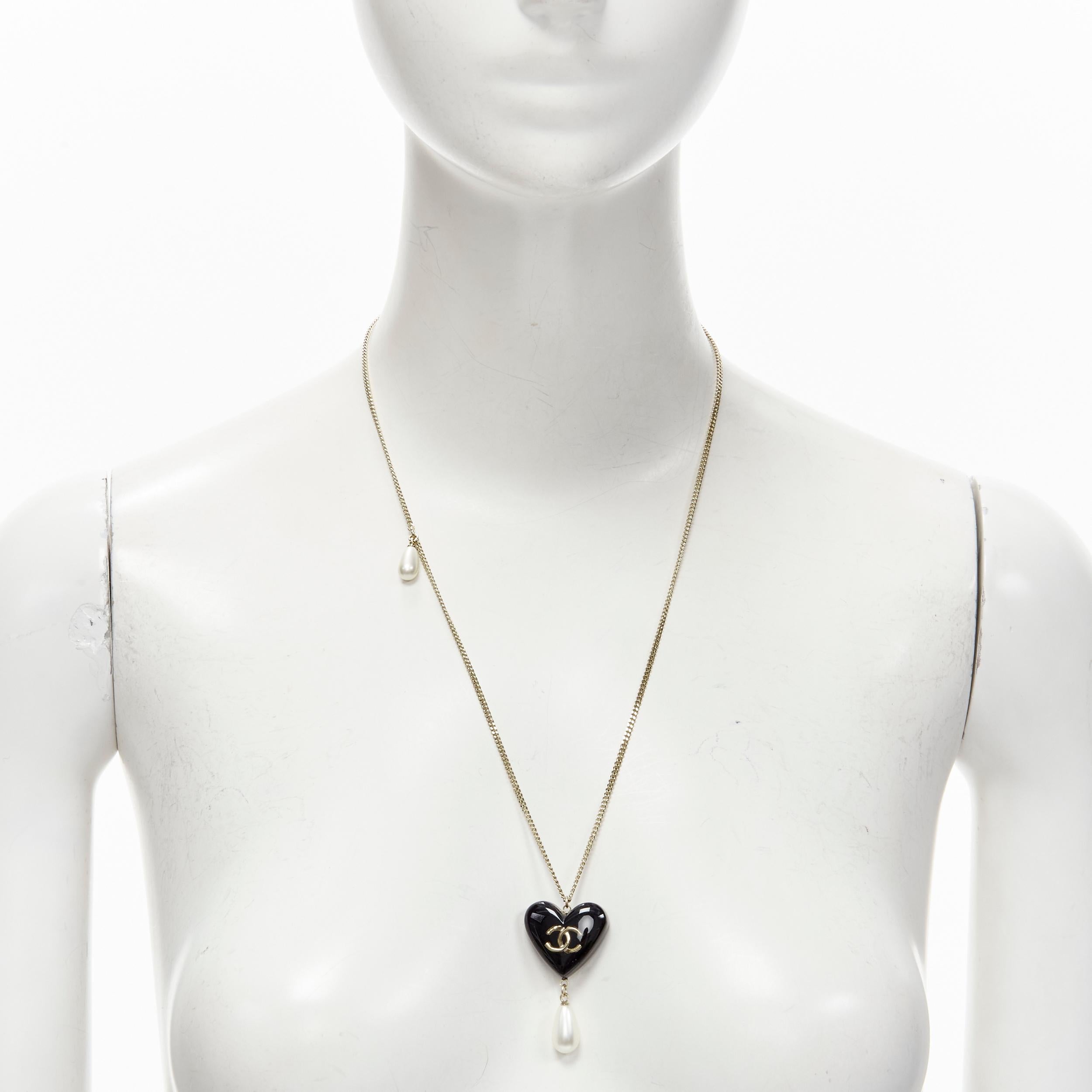 CHANEL B18 B Heart CC logo black resin drop pearl gold necklace
Reference: TGAS/C01561
Brand: Chanel
Designer: Virginie Viard
Material: Metal, Resin
Color: Black, Gold
Pattern: Solid
Closure: Lobster Clasp
Made in: Italy

CONDITION:
Condition: