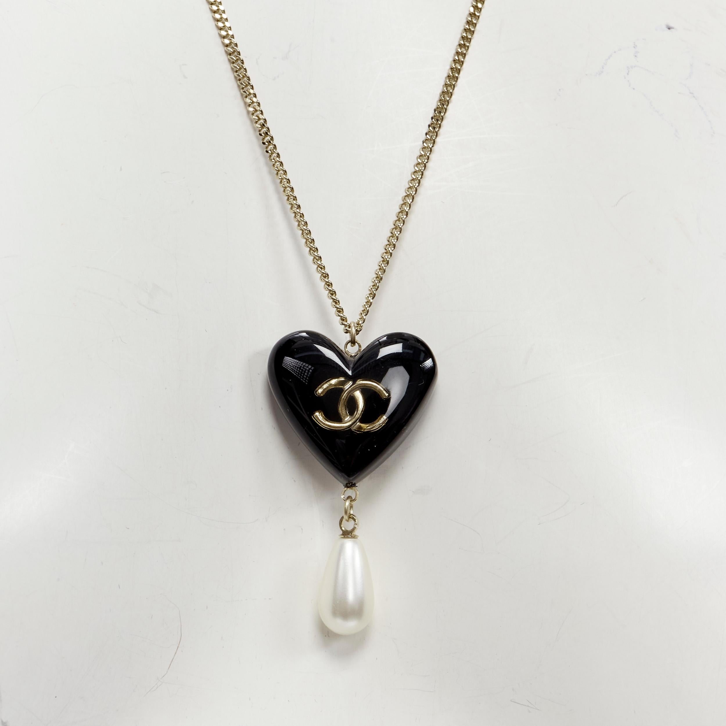 CHANEL B18 B Heart CC logo black resin drop pearl gold necklace
Reference: TGAS/C01561
Brand: Chanel
Designer: Virginie Viard
Material: Metal, Resin
Color: Black, Gold
Pattern: Solid
Closure: Lobster Clasp
Made in: Italy

CONDITION:
Condition: