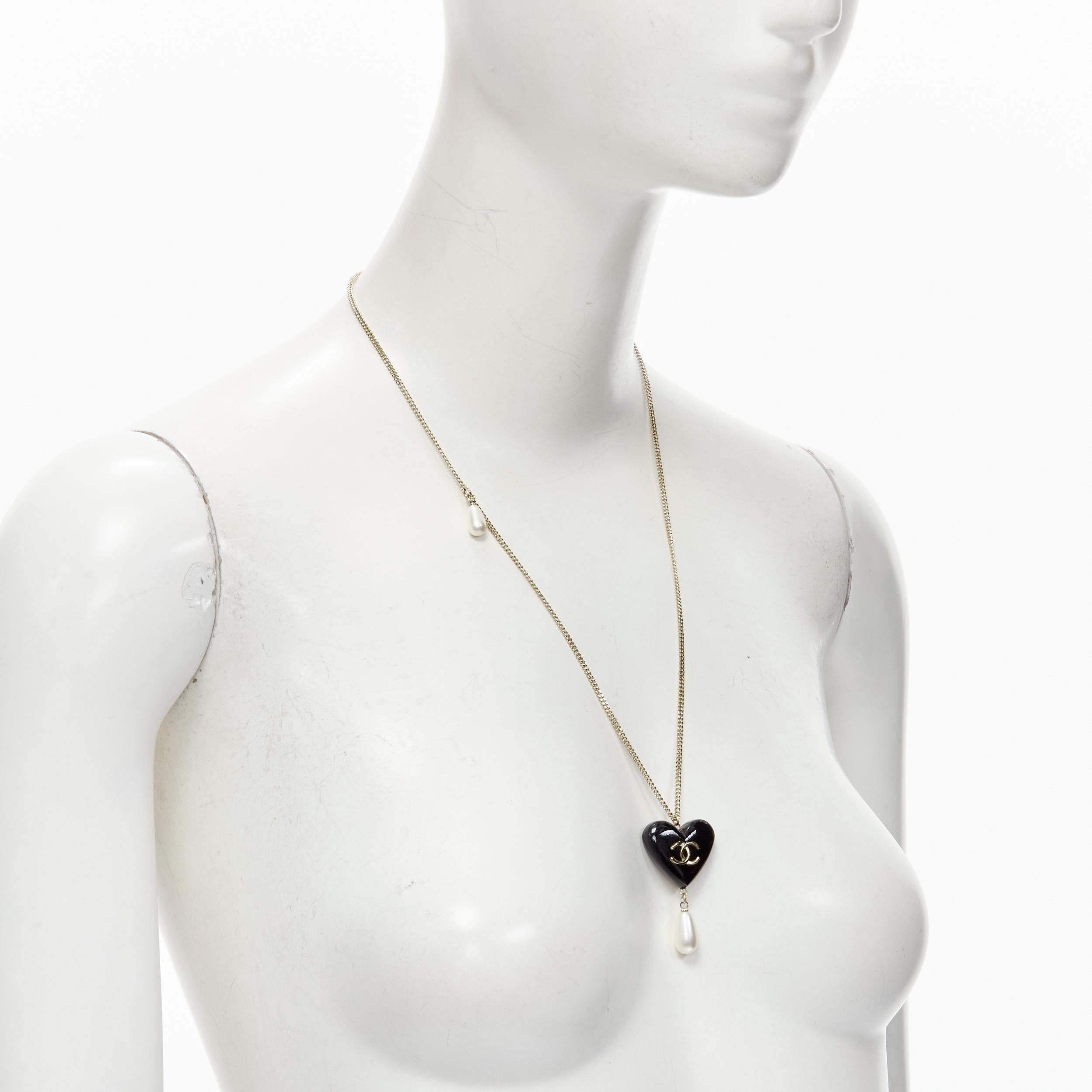 CHANEL B18 B Heart CC logo black resin drop pearl gold necklace In Excellent Condition For Sale In Hong Kong, NT