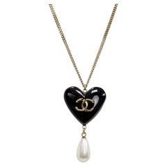CHANEL Collier en or avec perles en résine noire et logo CC en forme de cœur B18