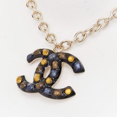 CHANEL B18A Halskette mit Kragen und CC-Anhänger aus schwarzen, gelben und blauen Glasperlen sowie goldenen Beschlägen