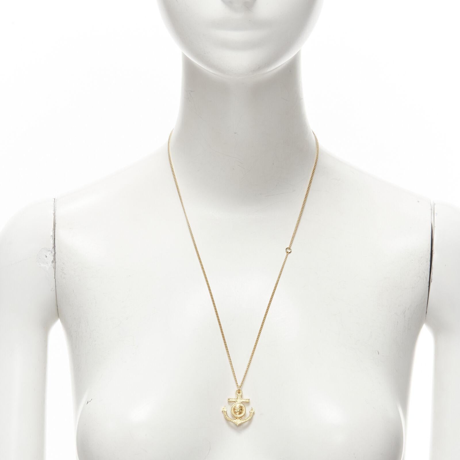 CHANEL B18A CC logo gold tone textured anchor nautical pendant necklace
Reference: TGAS/C01555
Brand: Chanel
Designer: Virginie Viard
Collection: 18A Paris Hamburg
Material: Metal
Color: Gold
Pattern: Solid
Closure: Lobster Clasp
Made in: