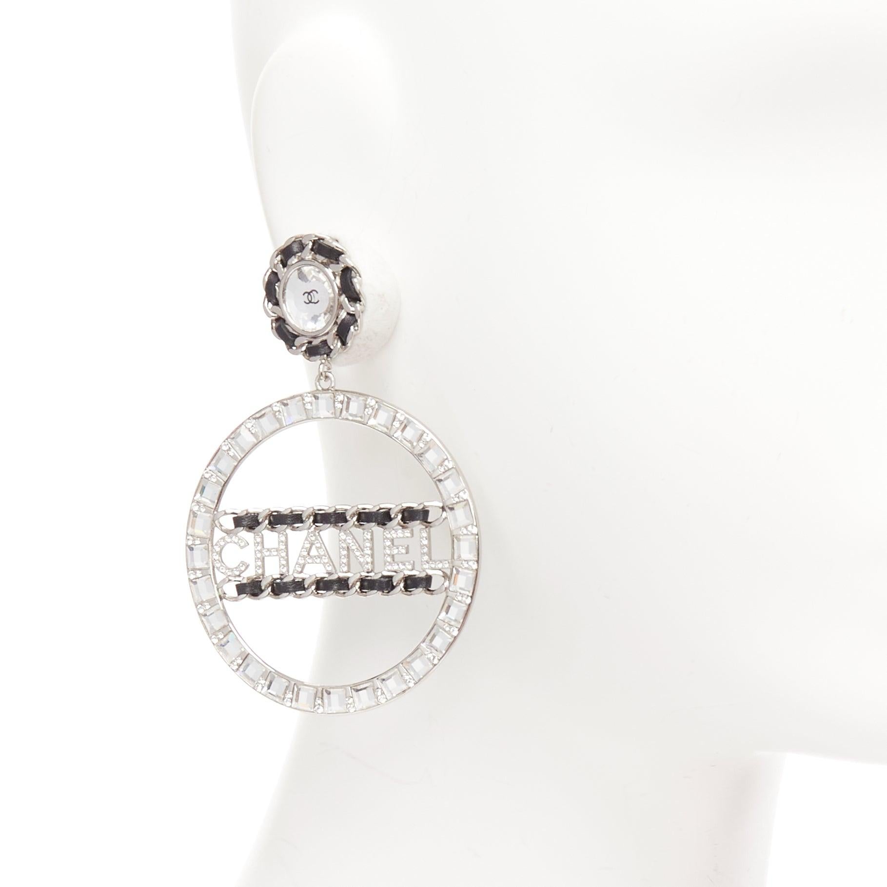 CHANEL B18K CC logo black leather chain trim dangling clip on earrings Pair
Reference: AAWC/A01068
Brand: Chanel
Designer: Karl Lagerfeld
Collection: B18K
Material: Metal, Leather
Color: Silver, Black
Pattern: Solid
Closure: Clip On
Extra Details: