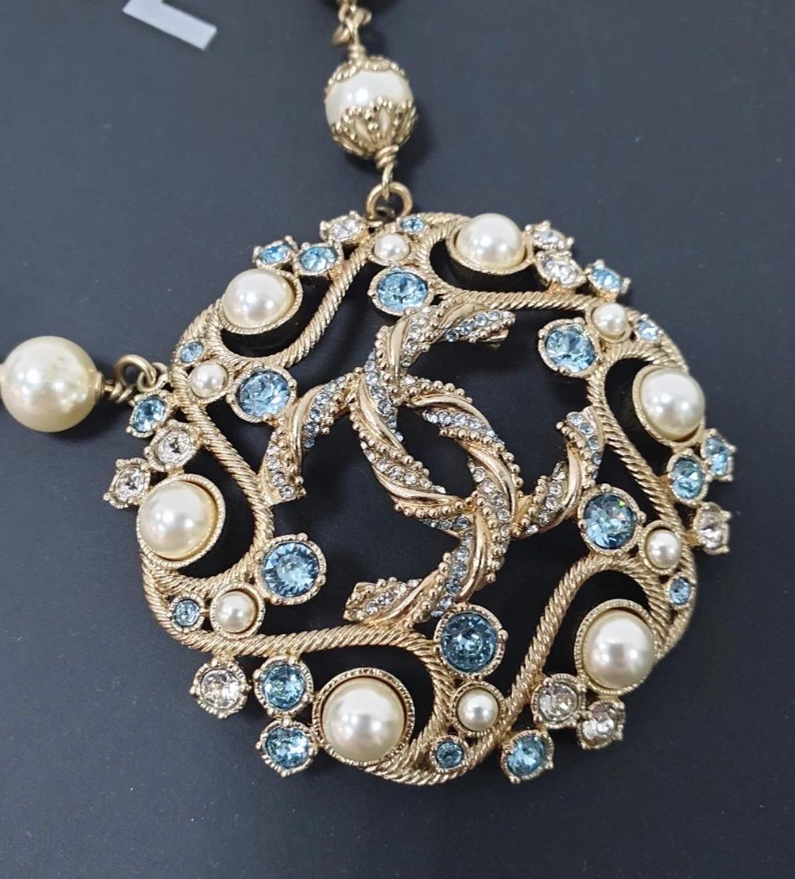 Collana Chanel B19 in resina e perle color acquamarina in vendita 6