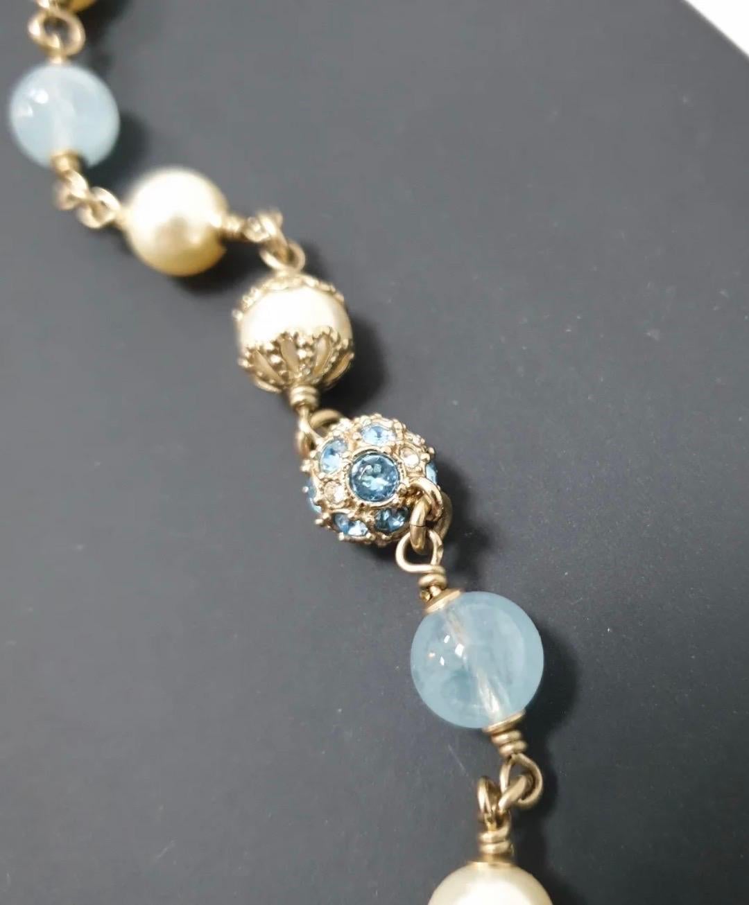 Collana Chanel B19 in resina e perle color acquamarina in vendita 7