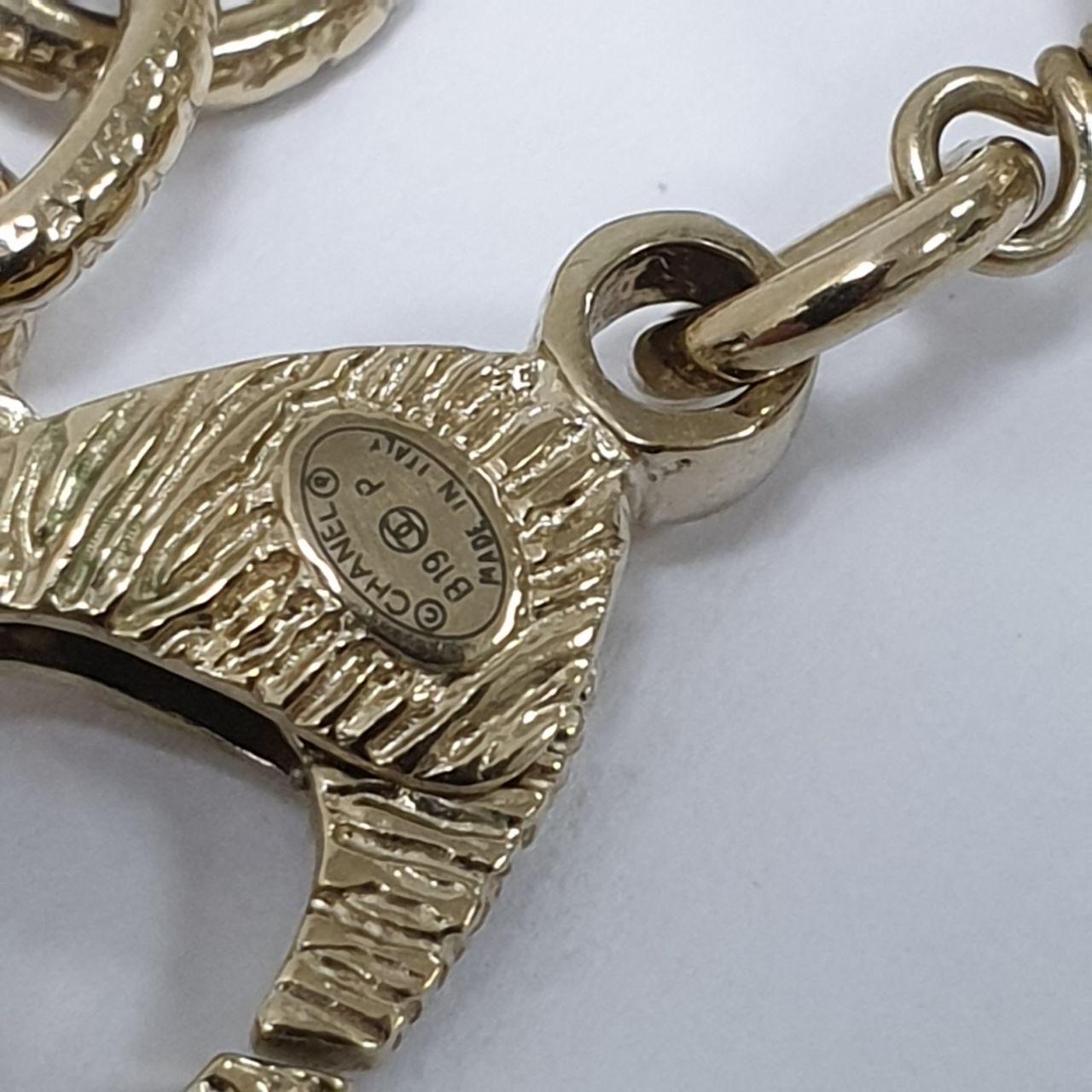 Aggiungi un tocco di eleganza alla tua collezione con questa autentica collana Chanel B19! Questo splendido pezzo è caratterizzato da un ciondolo in resina color acquamarina ornato da perle e dall'iconico logo CC. 

Condit: Ottime condizioni d'uso.