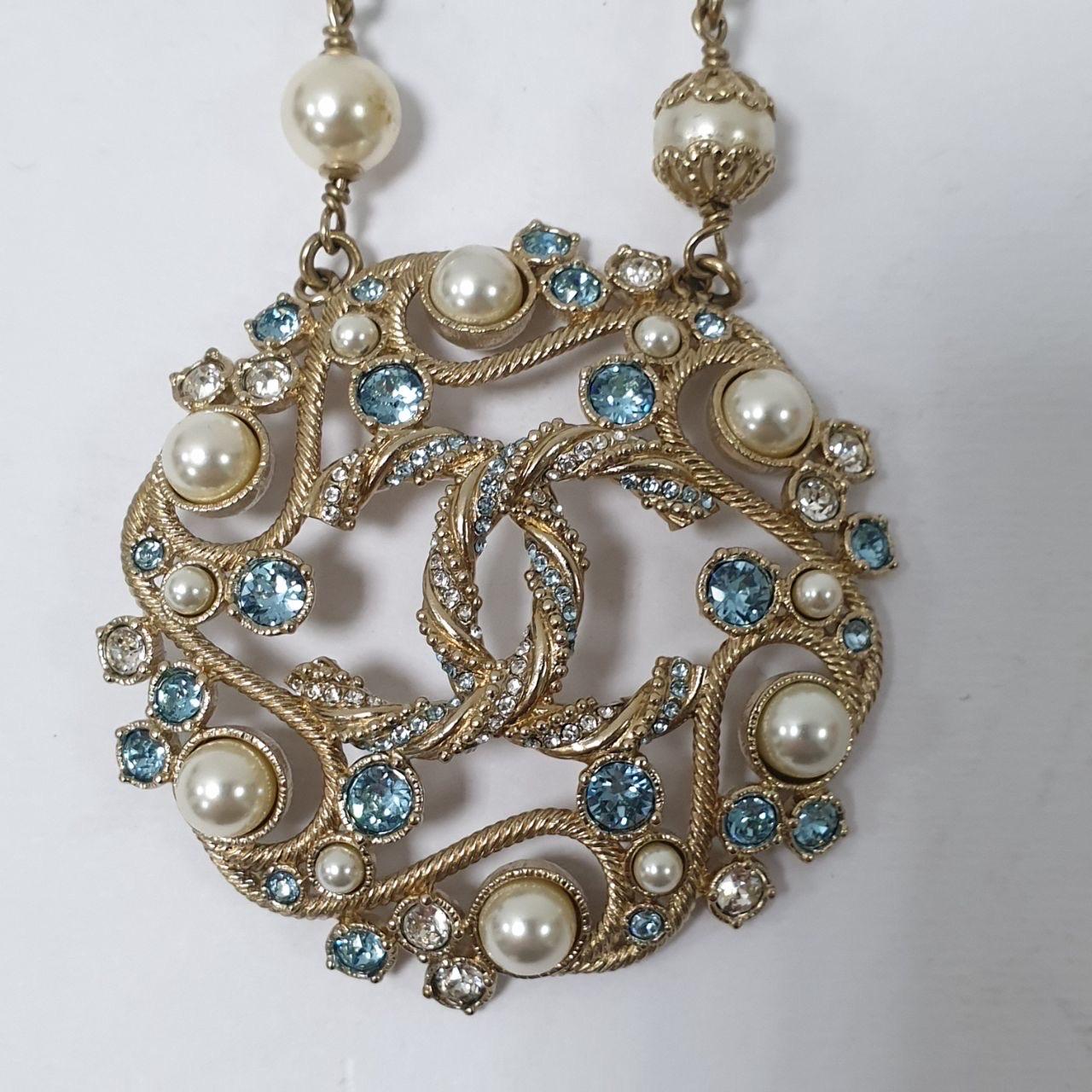 Collana Chanel B19 in resina e perle color acquamarina In condizioni ottime in vendita a Krakow, PL