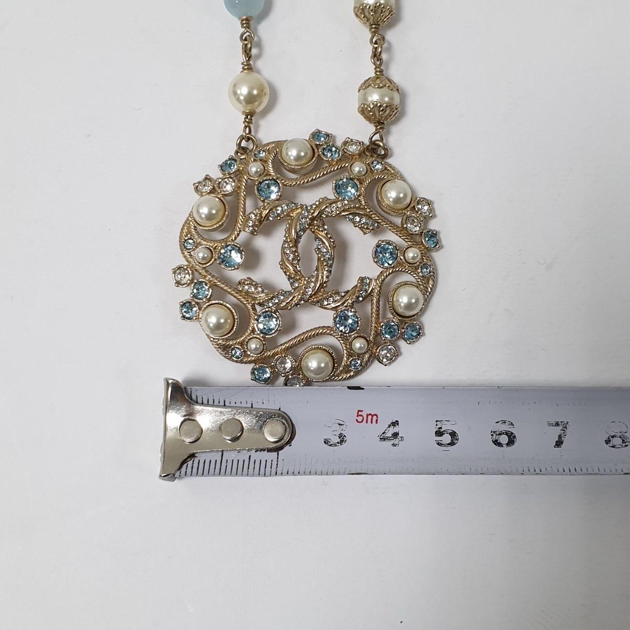 Collana Chanel B19 in resina e perle color acquamarina in vendita 2