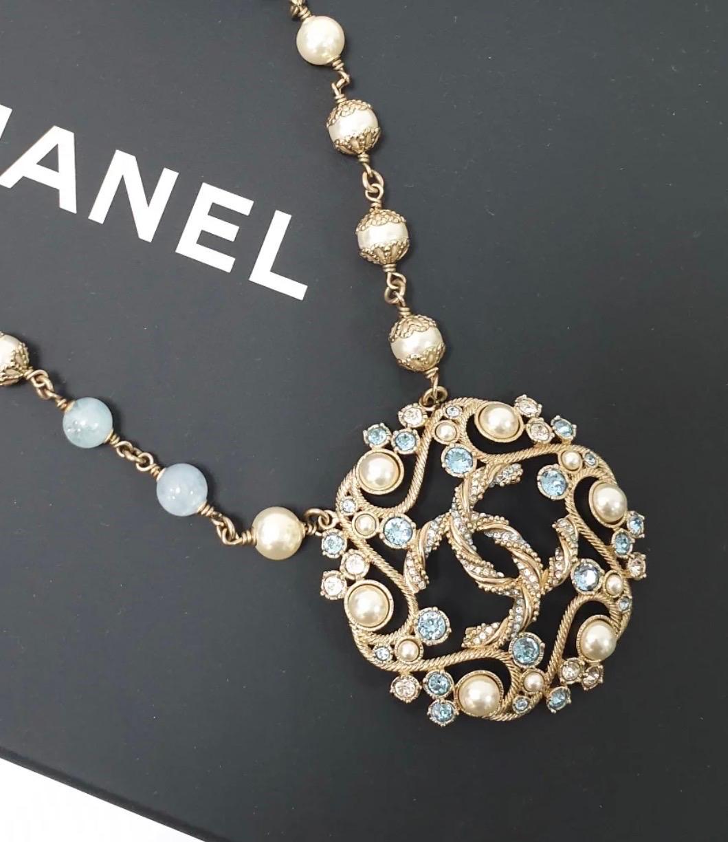 Collana Chanel B19 in resina e perle color acquamarina in vendita 5