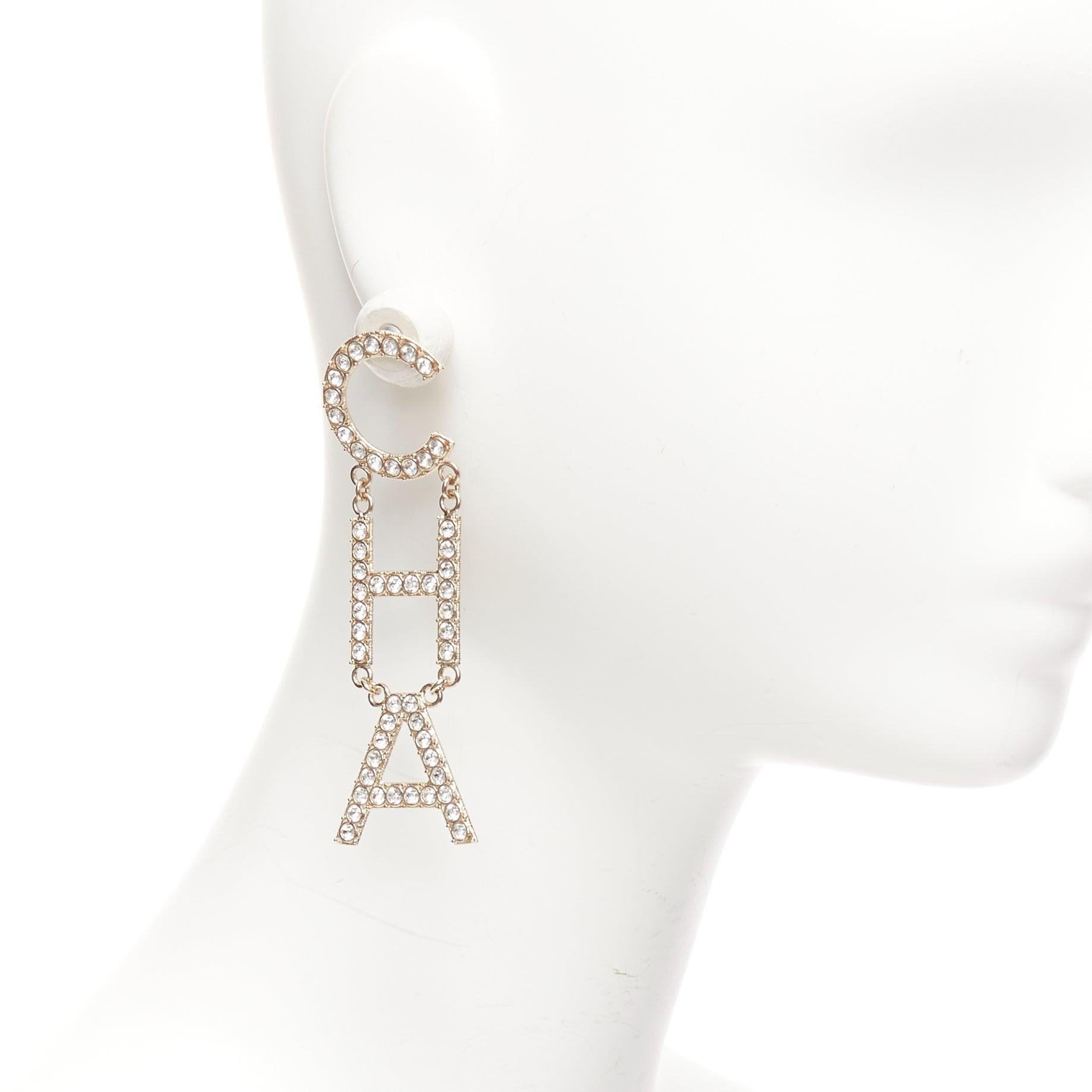 CHANEL B19S crystal CHA-NEL diamantes mismatch letter drop dangling pin earrings
Reference: AAWC/A01066
Brand: Chanel
Designer: Karl Lagerfeld
Collection: B19S - Runway
Material: Metal
Color: Gold, Clear
Pattern: Crystals
Closure: Pin
Extra Details: