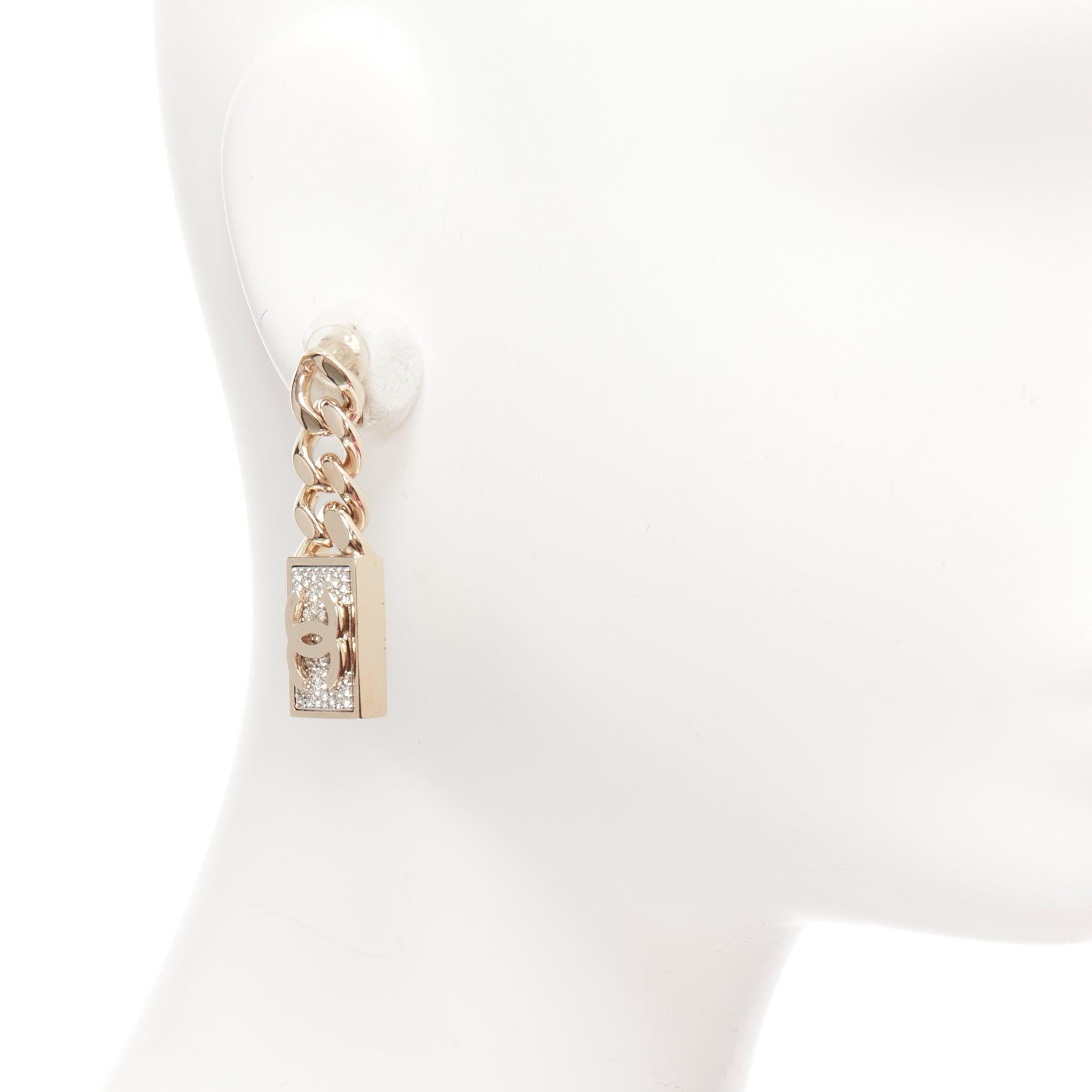 CHANEL B21C CC crystal pave rectangle brick chain drop clip on earrings Pair
Reference: AAWC/A01067
Brand: Chanel
Designer: Virginie Viard
Collection: B21C
Material: Metal
Color: Gold, Clear
Pattern: Solid
Closure: Clip On
Made in:
