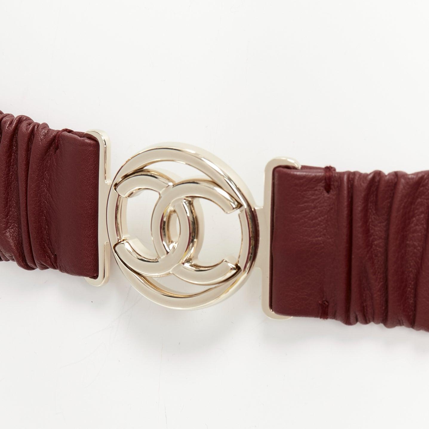 CHANEL B21K dark red ruched textured leather gold CC buckle elastic belt 70cm
Reference: AAWC/A00925
Brand: Chanel
Designer: Virginie Viard
Collection: B21K
Material: Leather, Metal
Color: Red, Gold
Pattern: Solid
Closure: Elasticated
Lining: Red