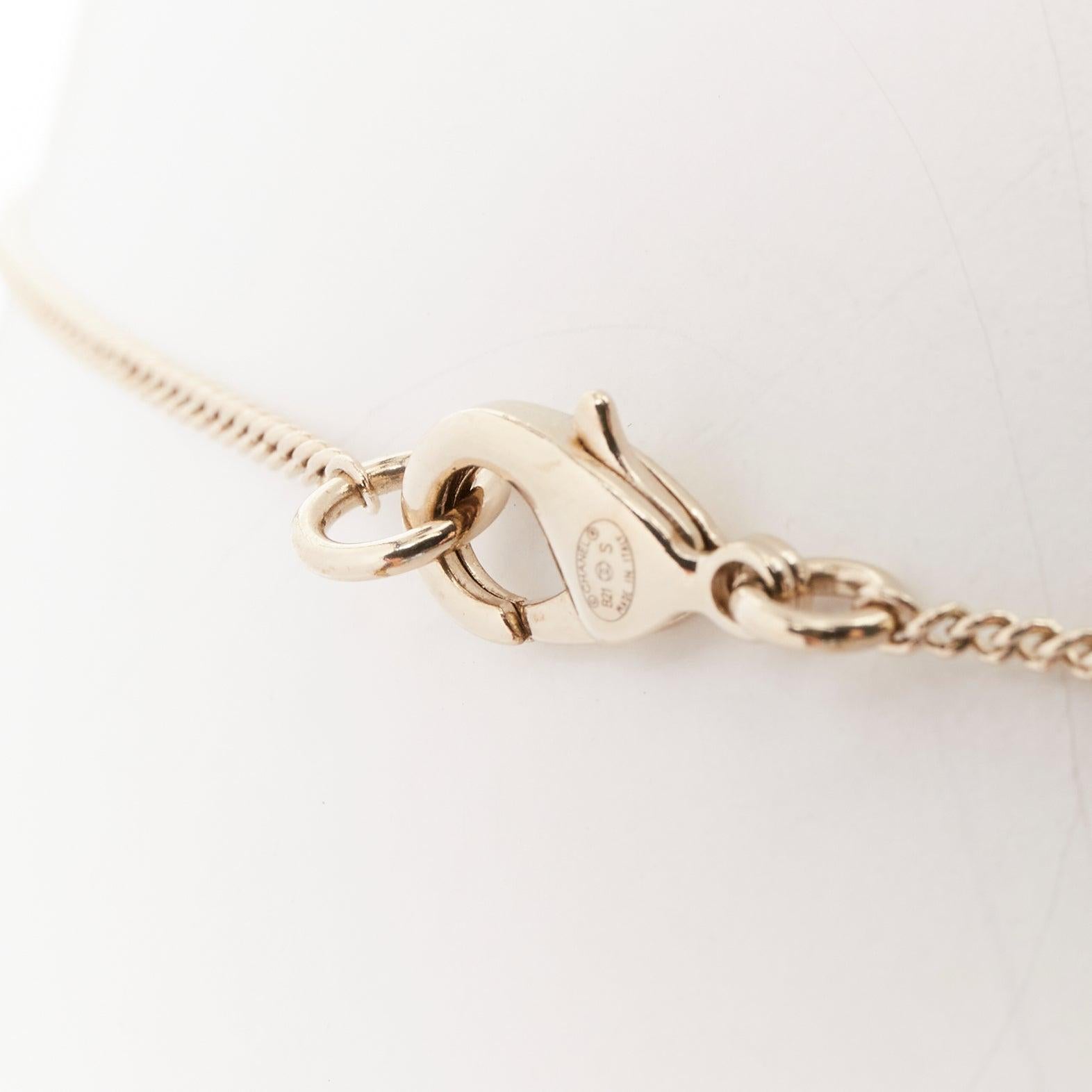 CHANEL B21S Collier pendentif médaillon avec logo CC en champagne doré en vente 6