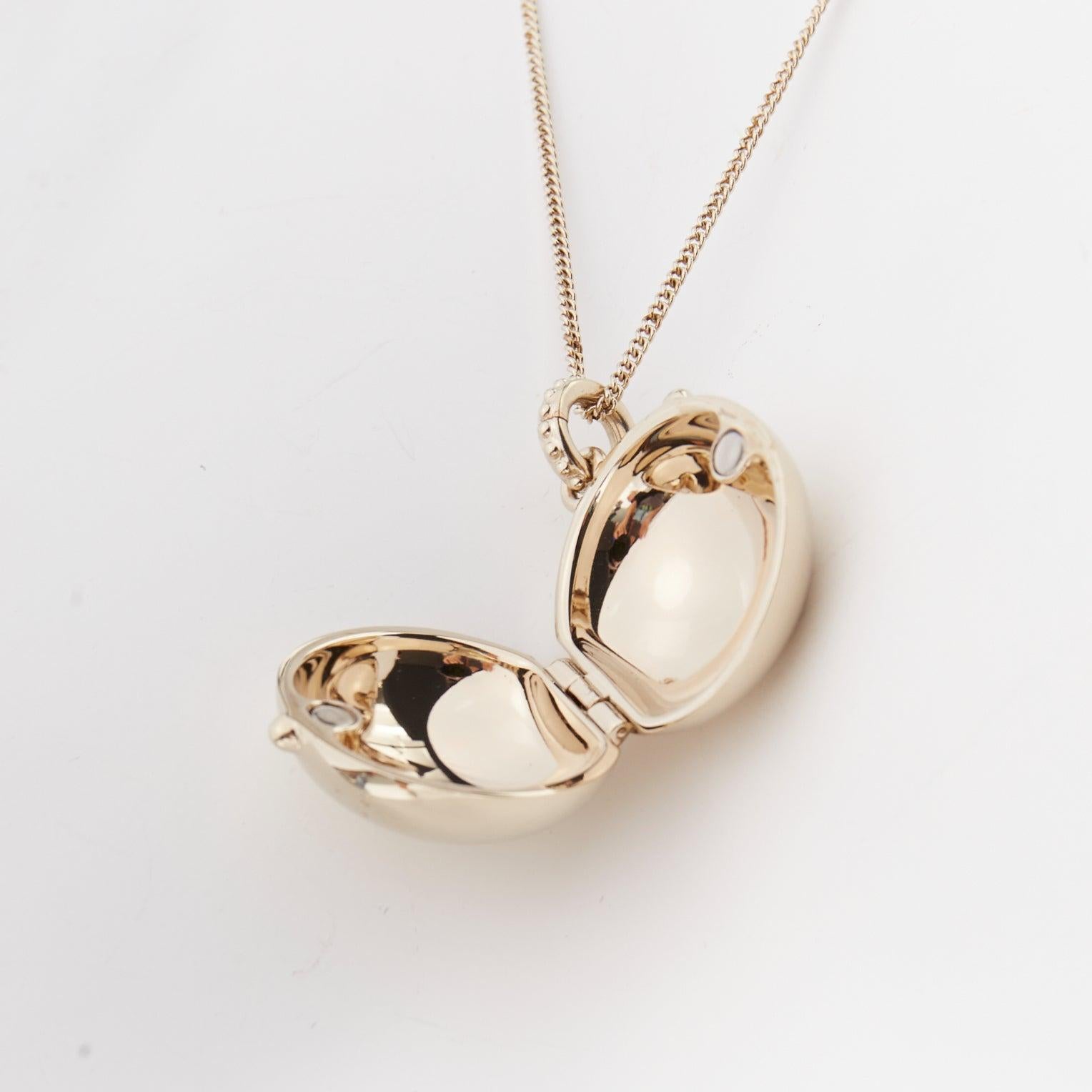 CHANEL B21S Collier pendentif médaillon avec logo CC en champagne doré
Référence : TGAS/F00016
Marque : Chanel
Designer : Virginie Viard
Collectional : B21S
Matériau : Métal
Couleur : Or
Motif : Solide
Fermeture : Fermeture à mousqueton
Détails