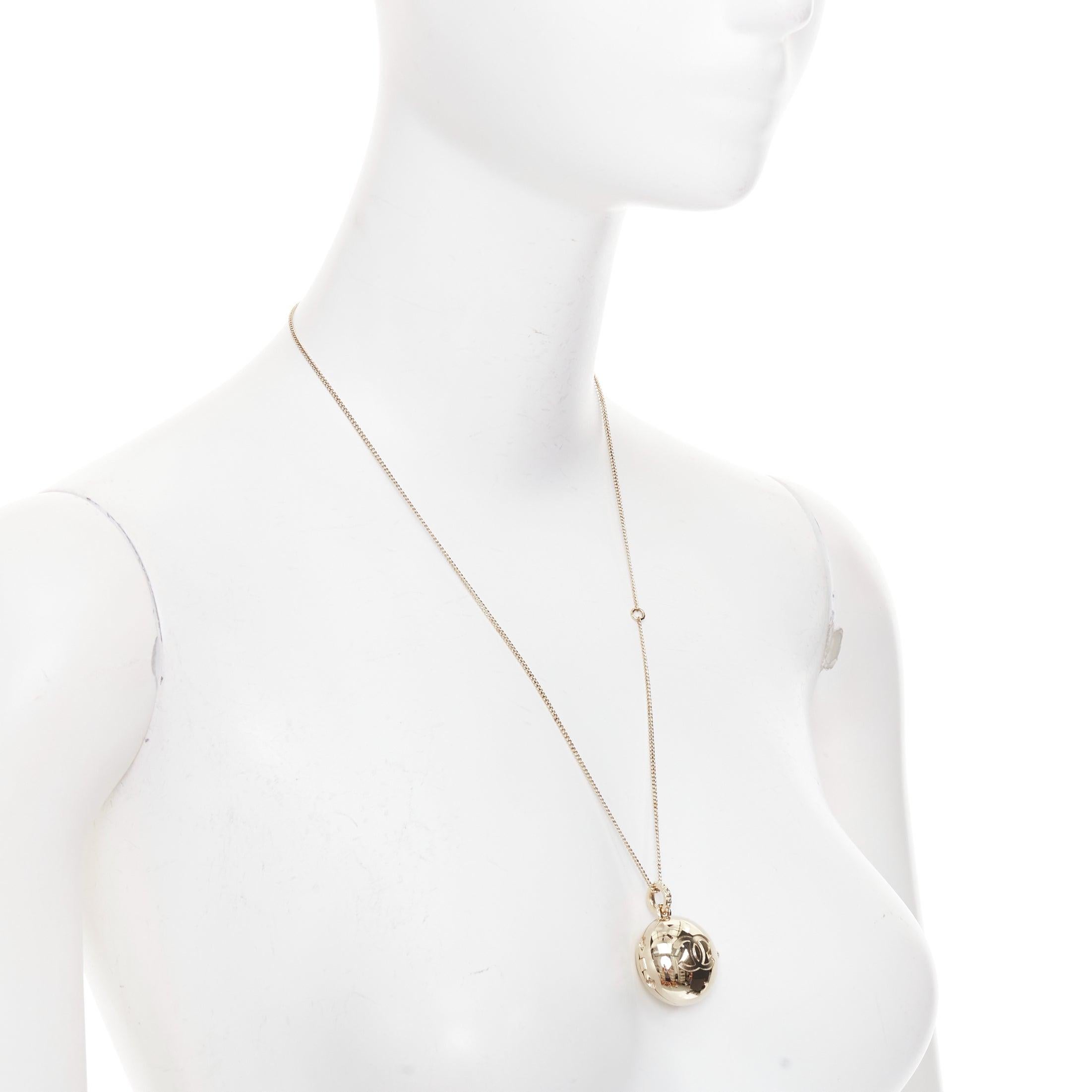 CHANEL B21S Collier pendentif médaillon avec logo CC en champagne doré Bon état - En vente à Hong Kong, NT