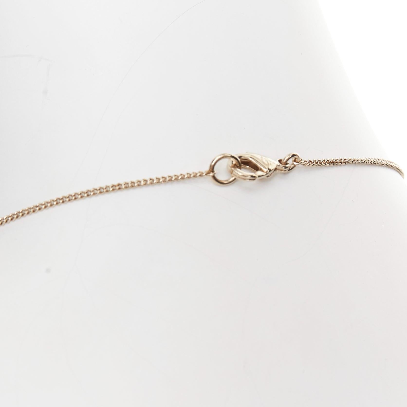CHANEL B21S Collier pendentif médaillon avec logo CC en champagne doré en vente 3