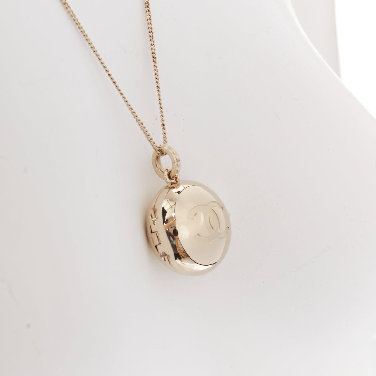 CHANEL B21S Collier pendentif médaillon avec logo CC en champagne doré en vente 4