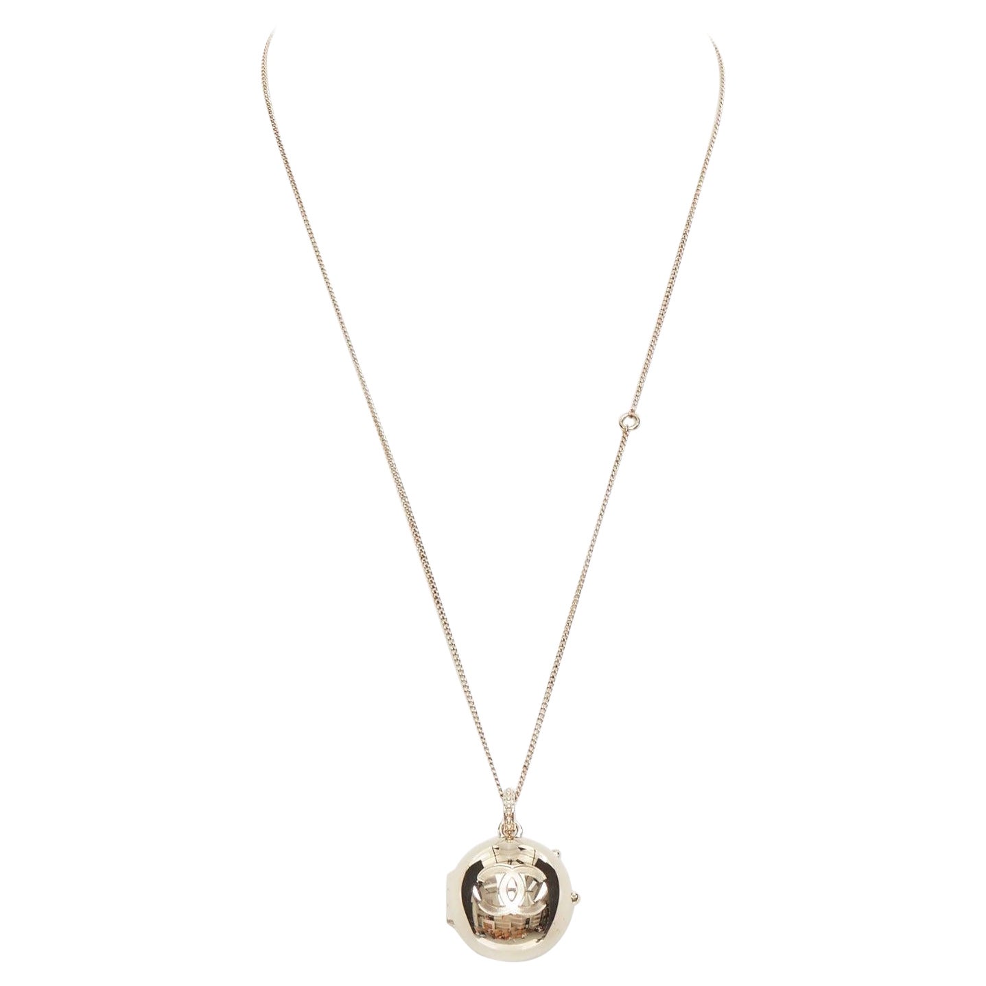 CHANEL B21S Collier pendentif médaillon avec logo CC en champagne doré en vente