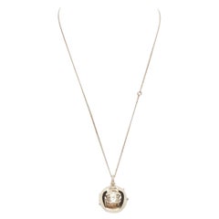 CHANEL B21S Collier pendentif médaillon avec logo CC en champagne doré
