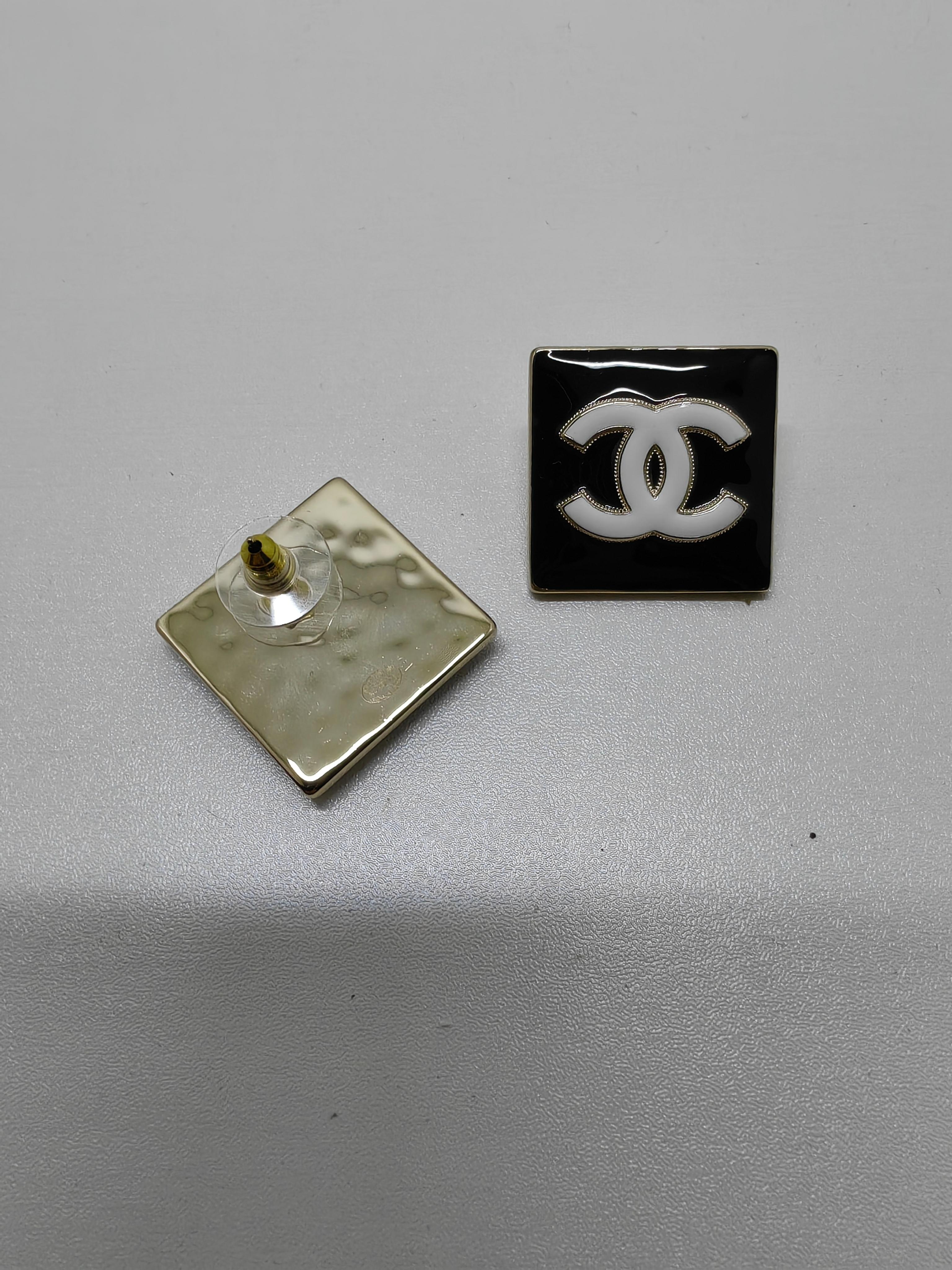 Contemporary Chanel B22 Large Square Black Enamel Stud CC Earrings For Sale