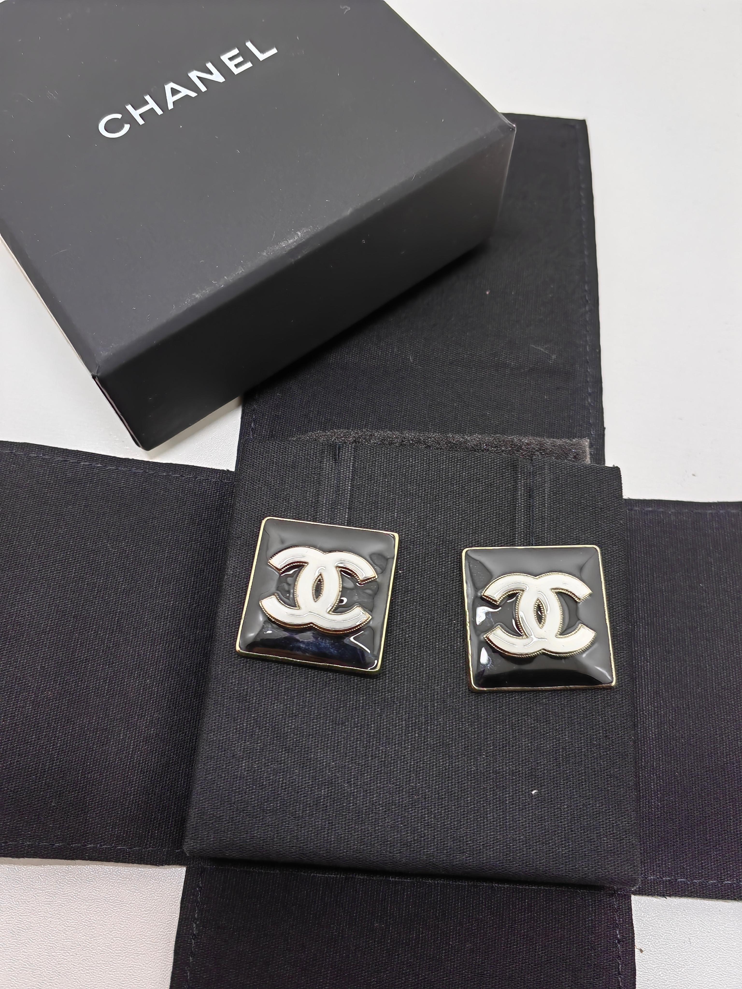 Women's Chanel B22 Large Square Black Enamel Stud CC Earrings For Sale