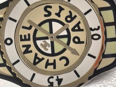 Broche de Chanel con forma de esfera de reloj de acrílico B23