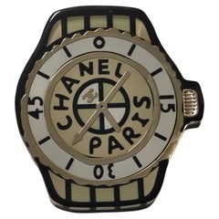 Broche de Chanel con forma de esfera de reloj de acrílico B23