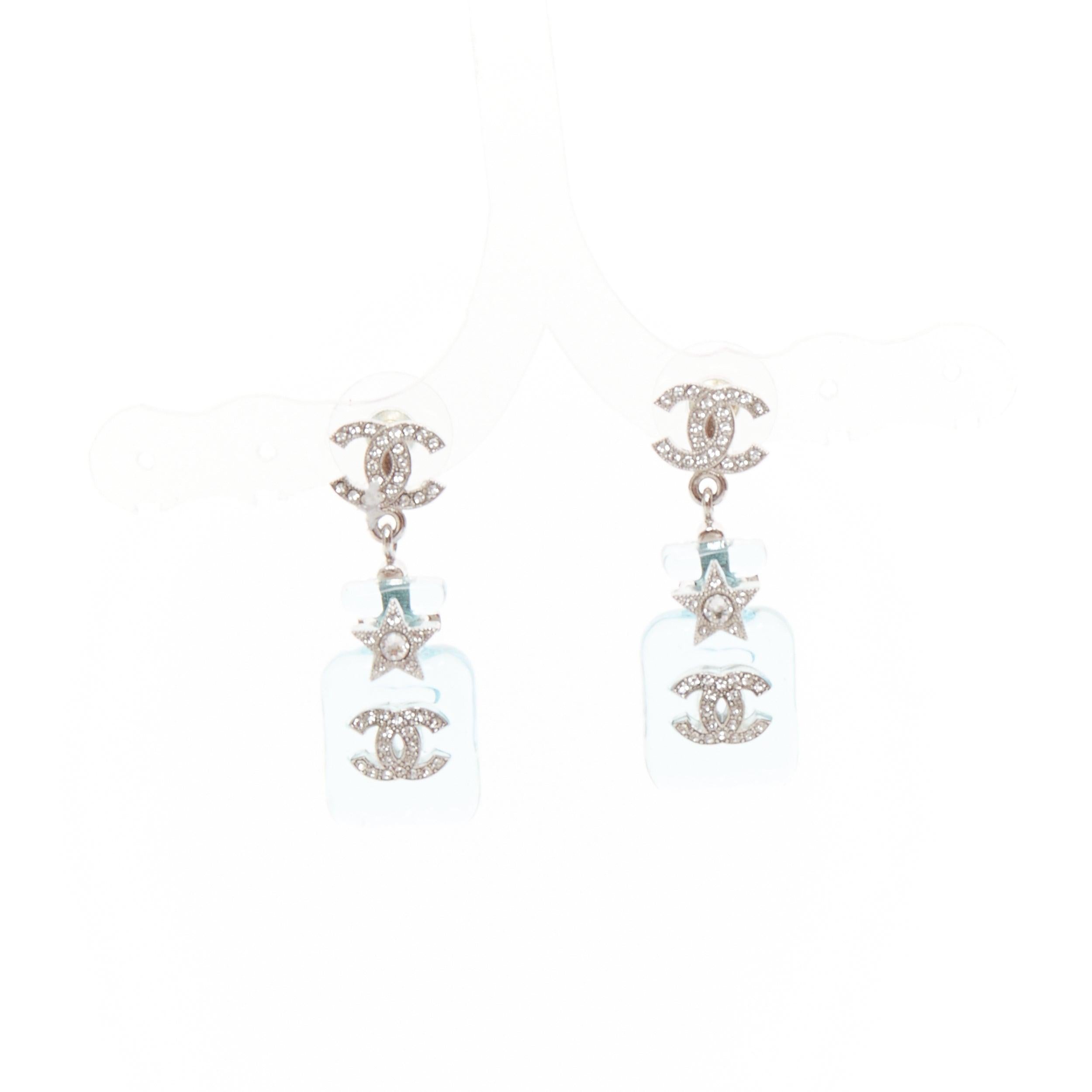CHANEL B23S Cocomark bleu acrylique flacon de parfum CC logo étoile boucles d'oreilles Paire
Référence : AAWC/A01517
Marque : Chanel
Designer : Virginie Viard
Collectional : B23S
Matériau : Acrylique
Couleur : bleu, transparent
Motif :