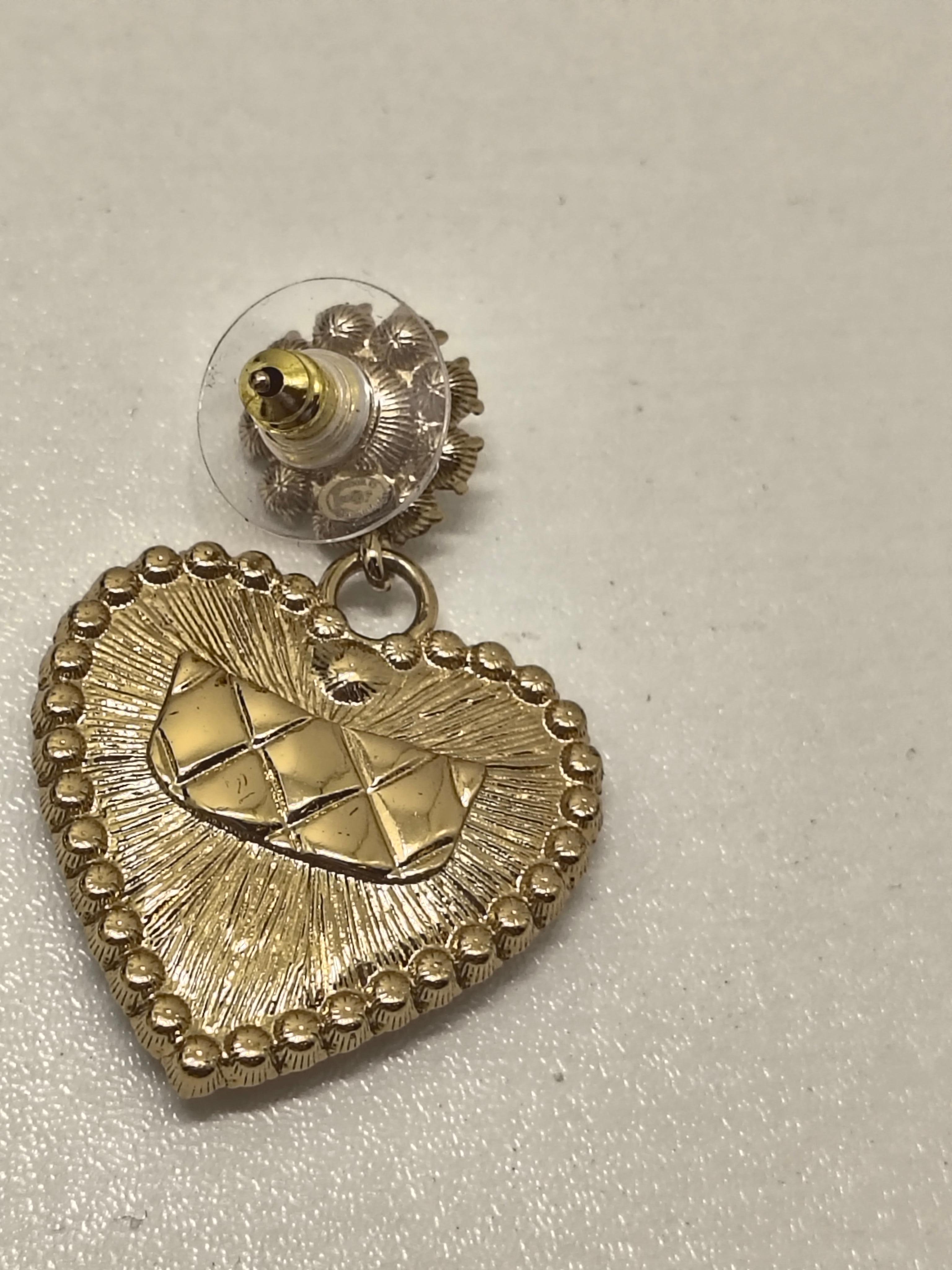 Contemporaneo Orecchini a cuore della Collection'S B24 di Chanel - in tonalità oro con perle e cristalli in vendita
