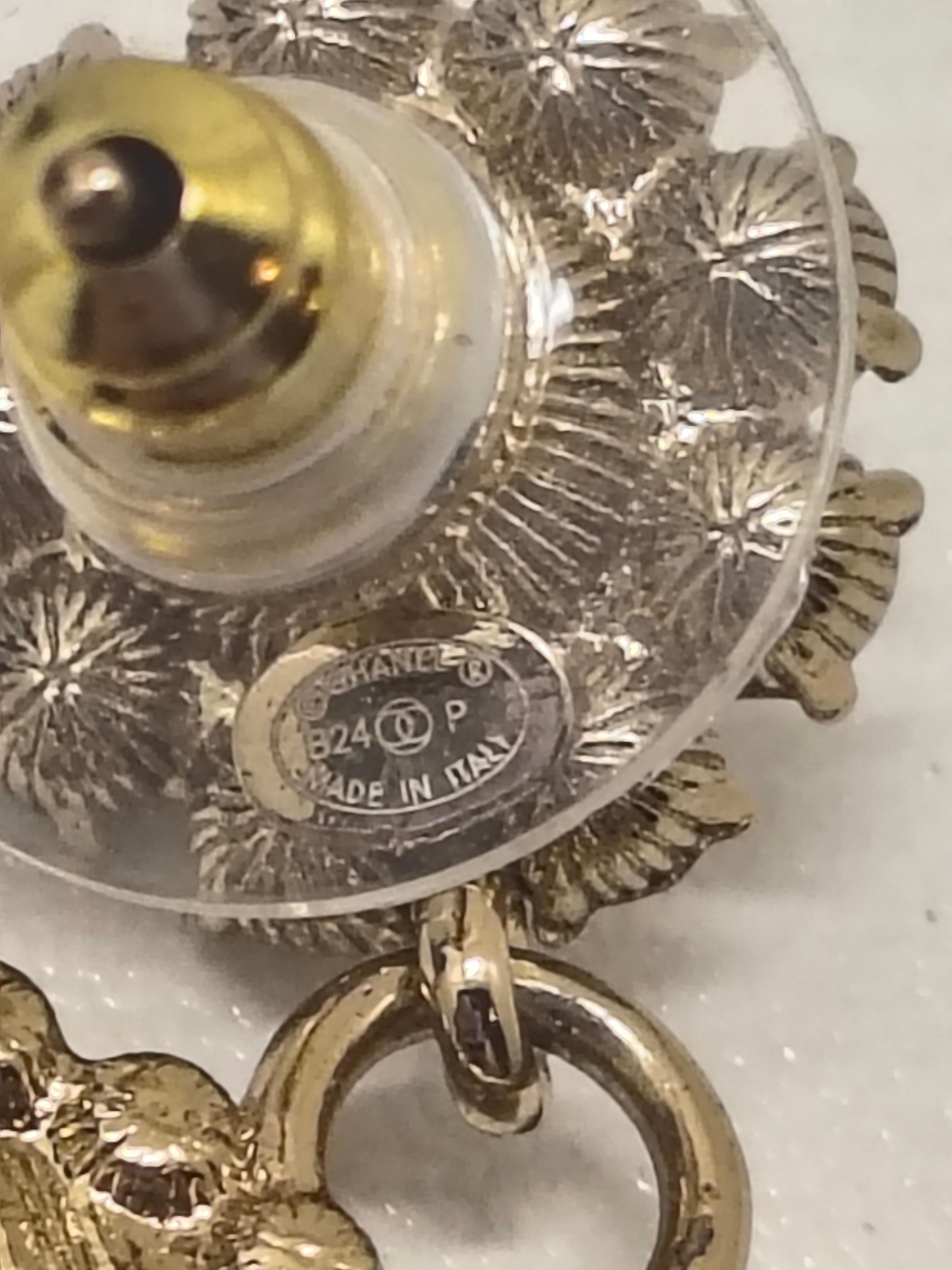 Orecchini a cuore della Collection'S B24 di Chanel - in tonalità oro con perle e cristalli In condizioni ottime in vendita a PUTNEY, NSW