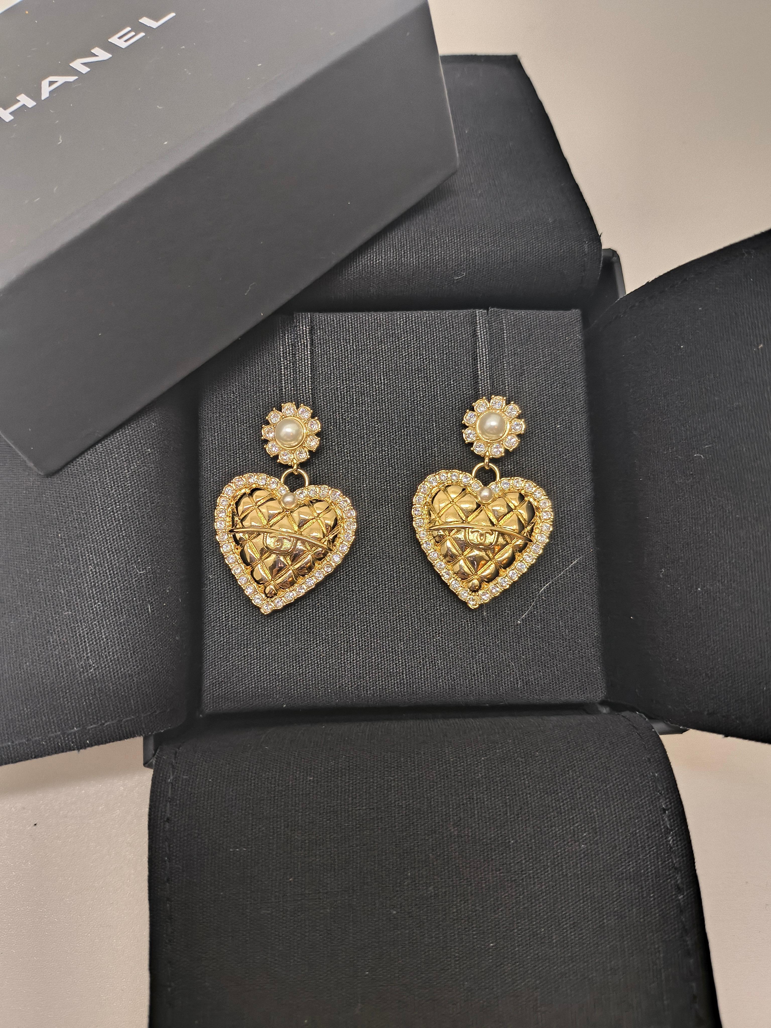 Donna Orecchini a cuore della Collection'S B24 di Chanel - in tonalità oro con perle e cristalli in vendita
