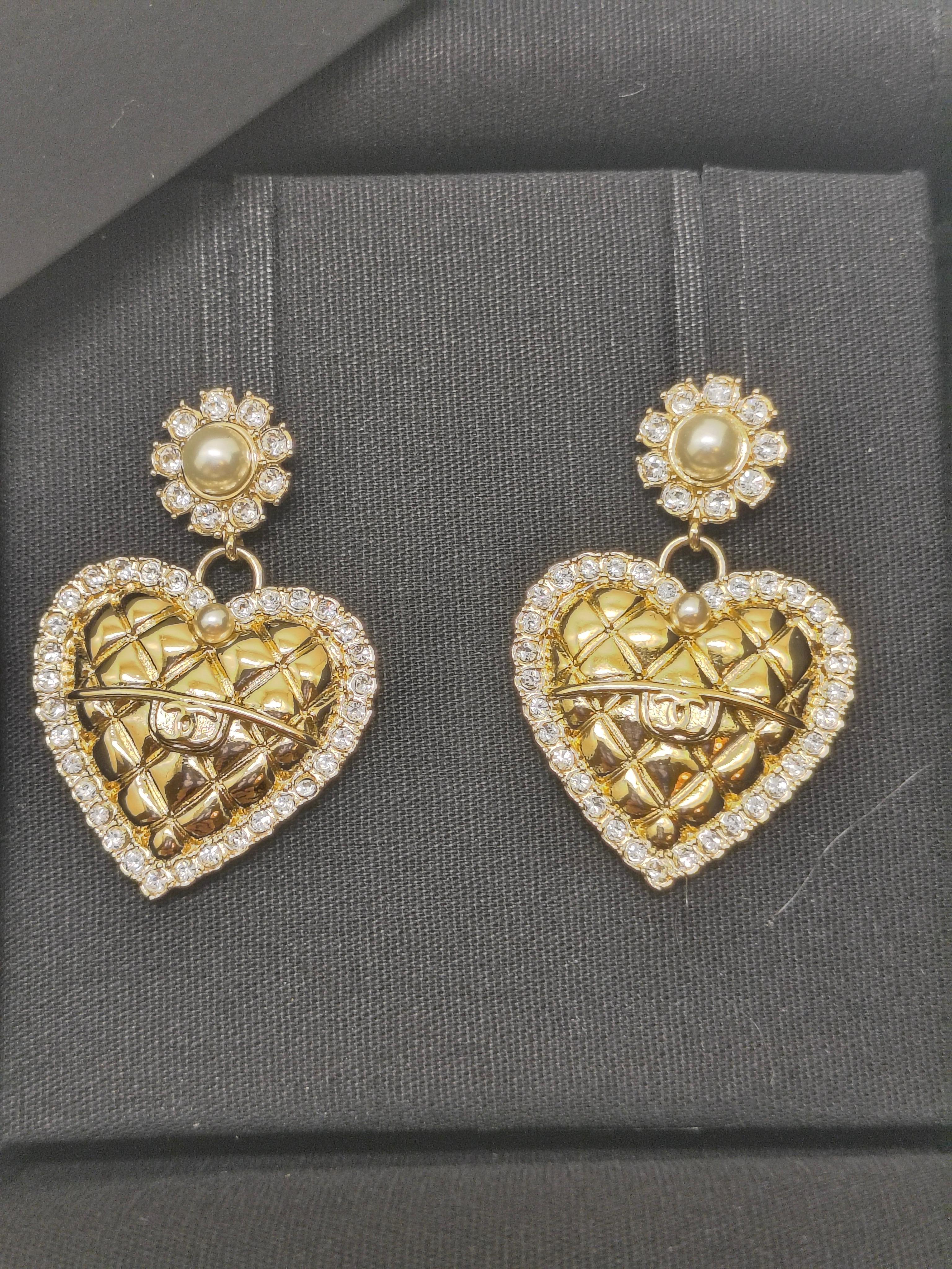 Orecchini a cuore della Collection'S B24 di Chanel - in tonalità oro con perle e cristalli in vendita 1