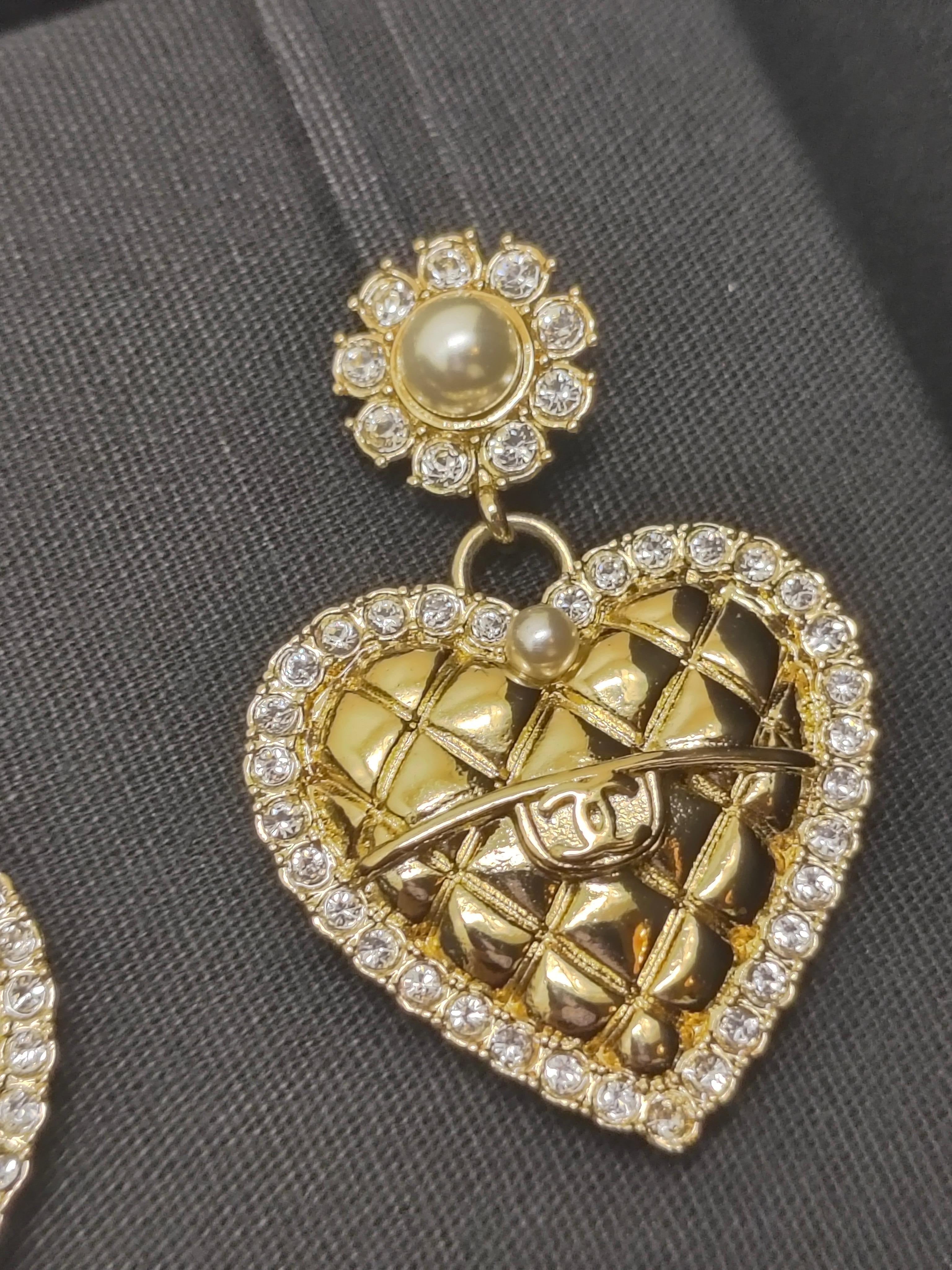 Orecchini a cuore della Collection'S B24 di Chanel - in tonalità oro con perle e cristalli in vendita 2