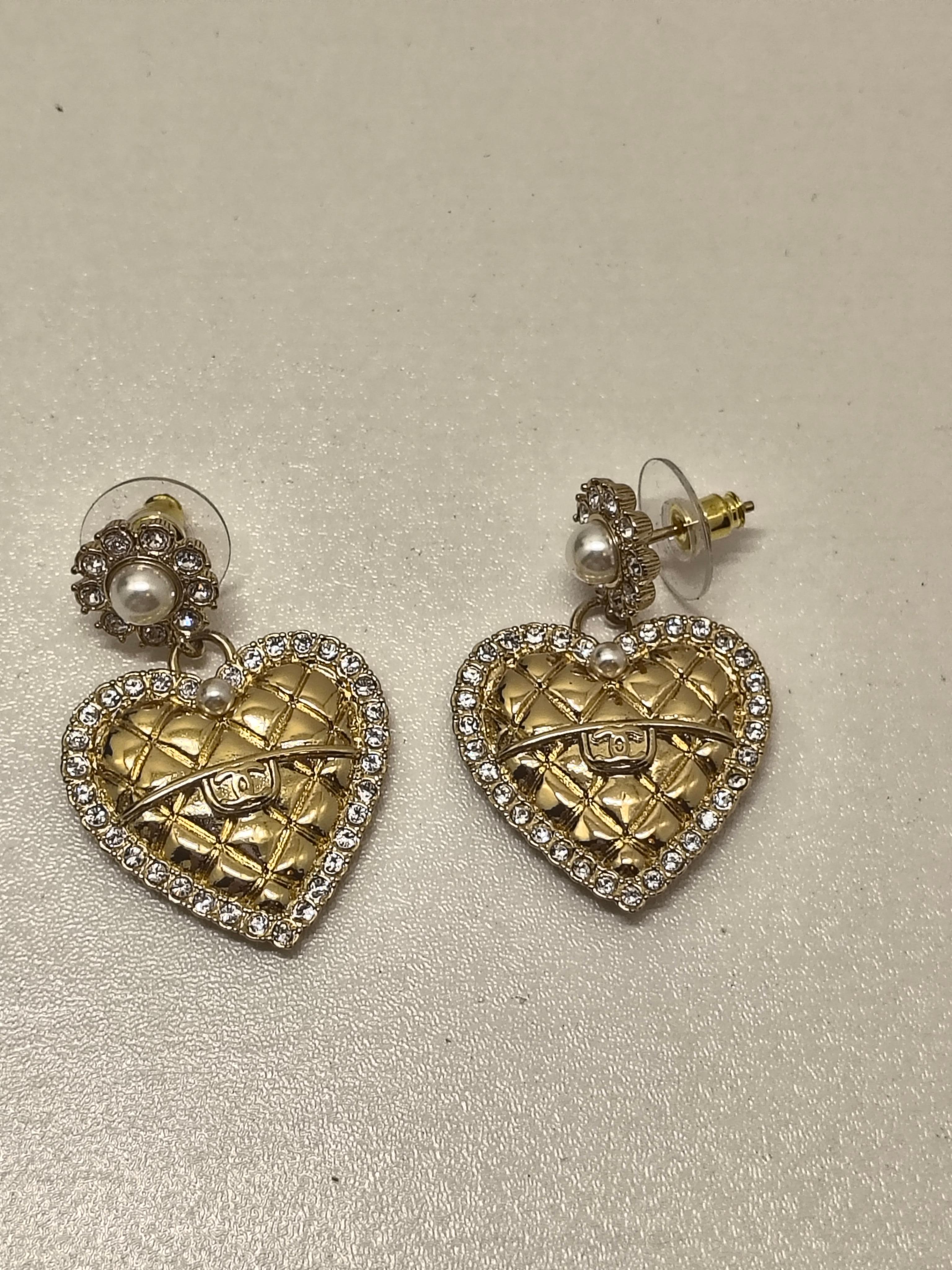Orecchini a cuore della Collection'S B24 di Chanel - in tonalità oro con perle e cristalli in vendita 3