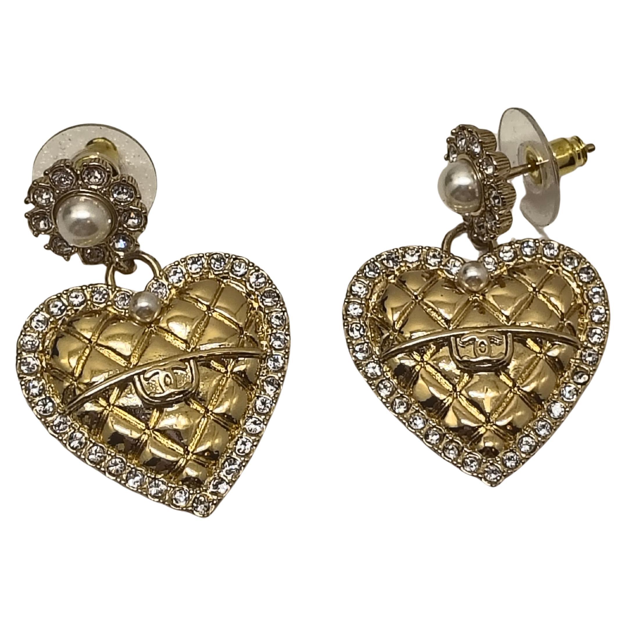 Orecchini a cuore della Collection'S B24 di Chanel - in tonalità oro con perle e cristalli in vendita