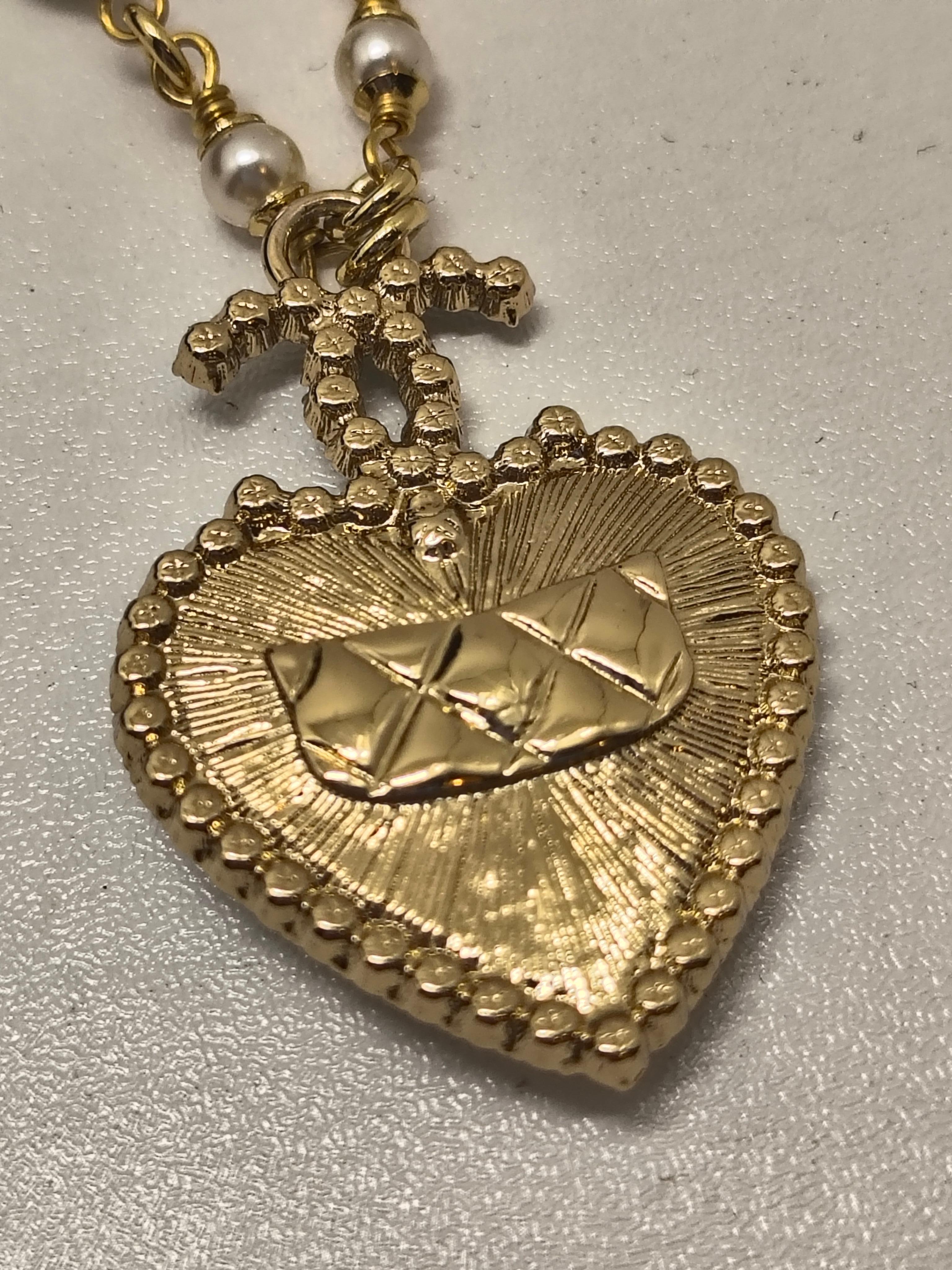 Contemporaneo Chanel B24 Collection'S Collana con ciondolo a forma di cuore in tonalità oro con perle e cristalli in vendita