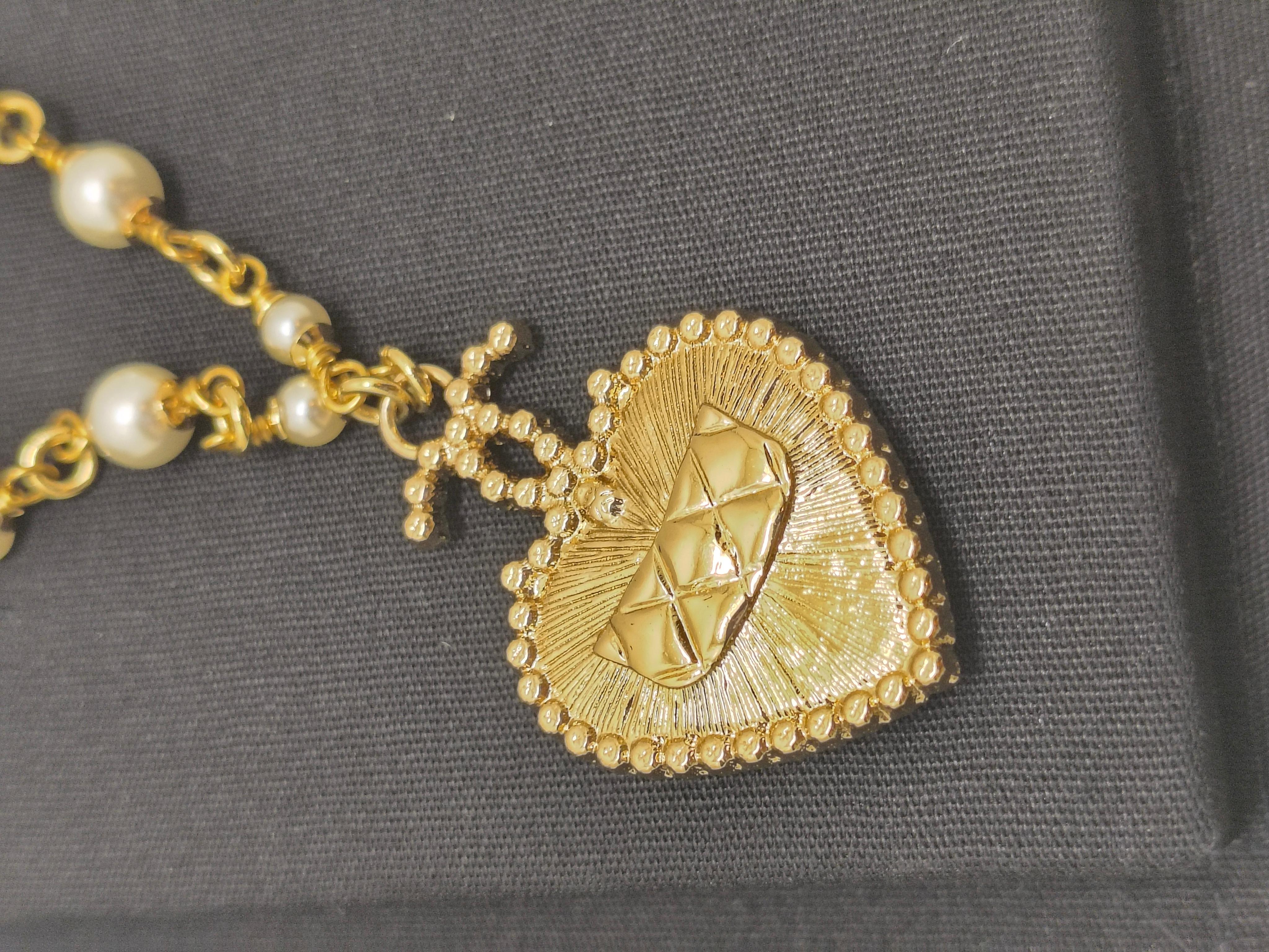 Donna Chanel B24 Collection'S Collana con ciondolo a forma di cuore in tonalità oro con perle e cristalli in vendita