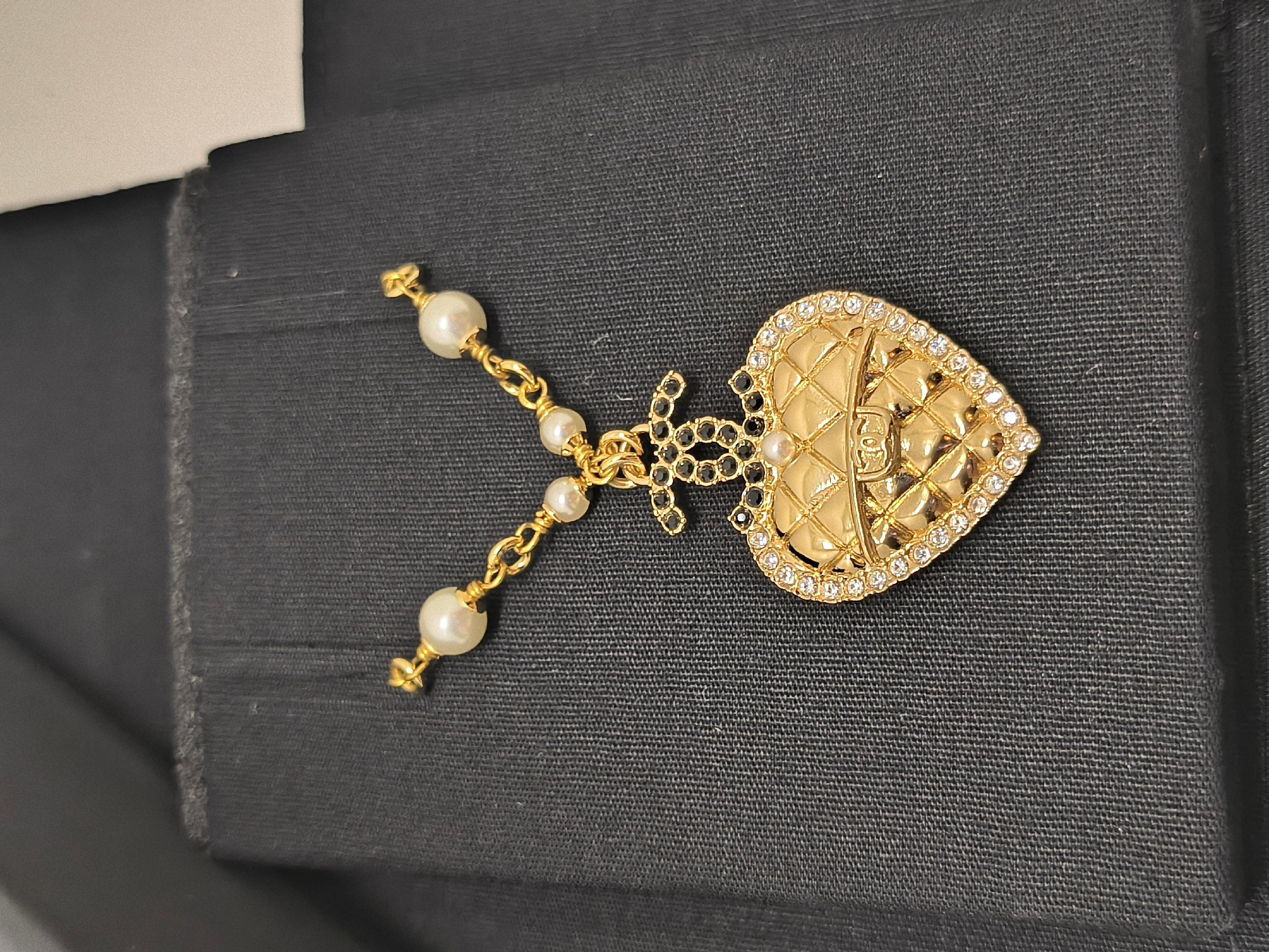Chanel B24 Collection'S Collana con ciondolo a forma di cuore in tonalità oro con perle e cristalli in vendita 1