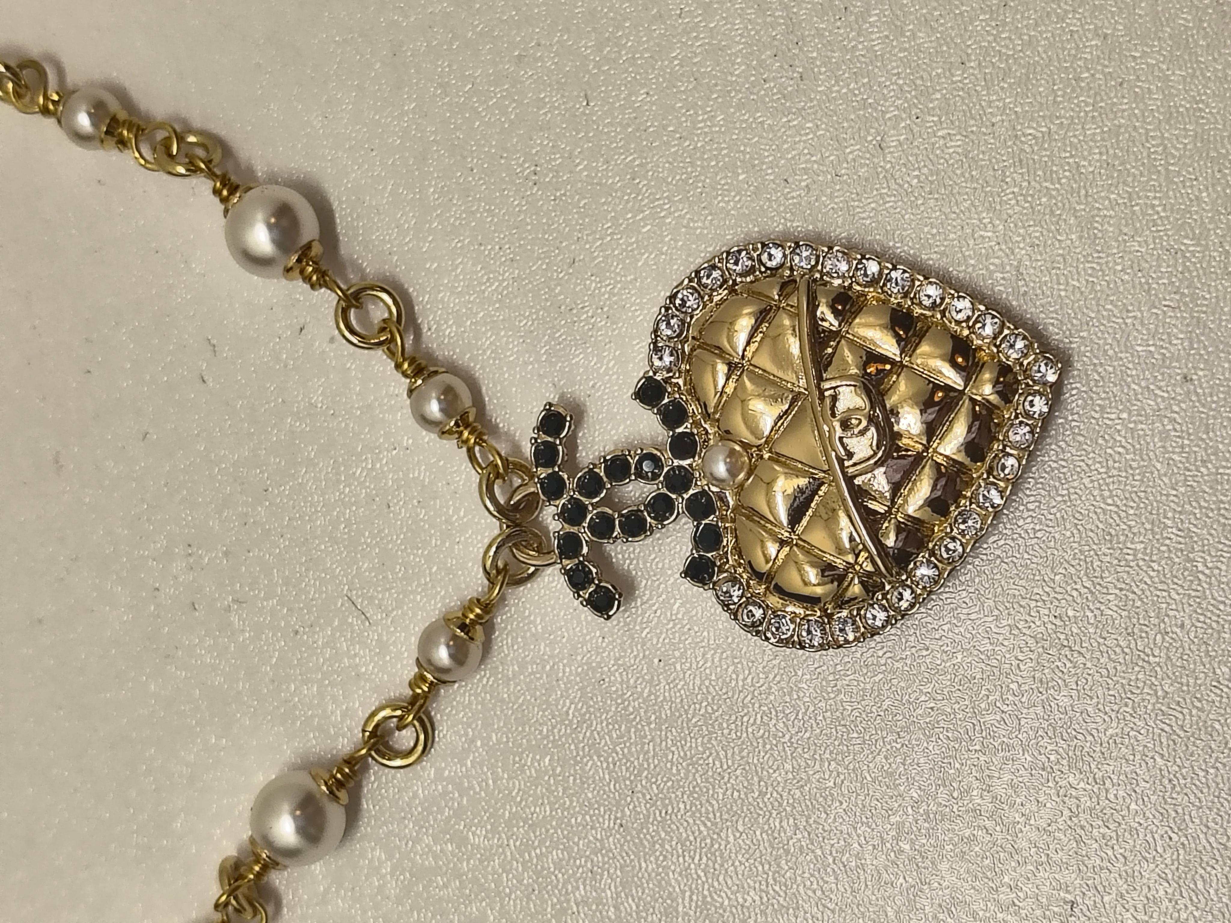 Chanel B24 Collection'S Collana con ciondolo a forma di cuore in tonalità oro con perle e cristalli in vendita 2
