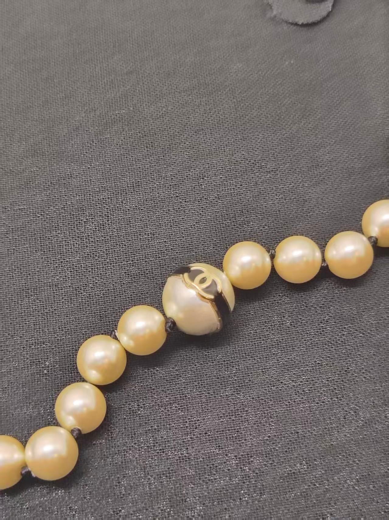 Contemporaneo Chanel B24 Collection Collana a girocollo con perle e smalto bianco nero CC in vendita