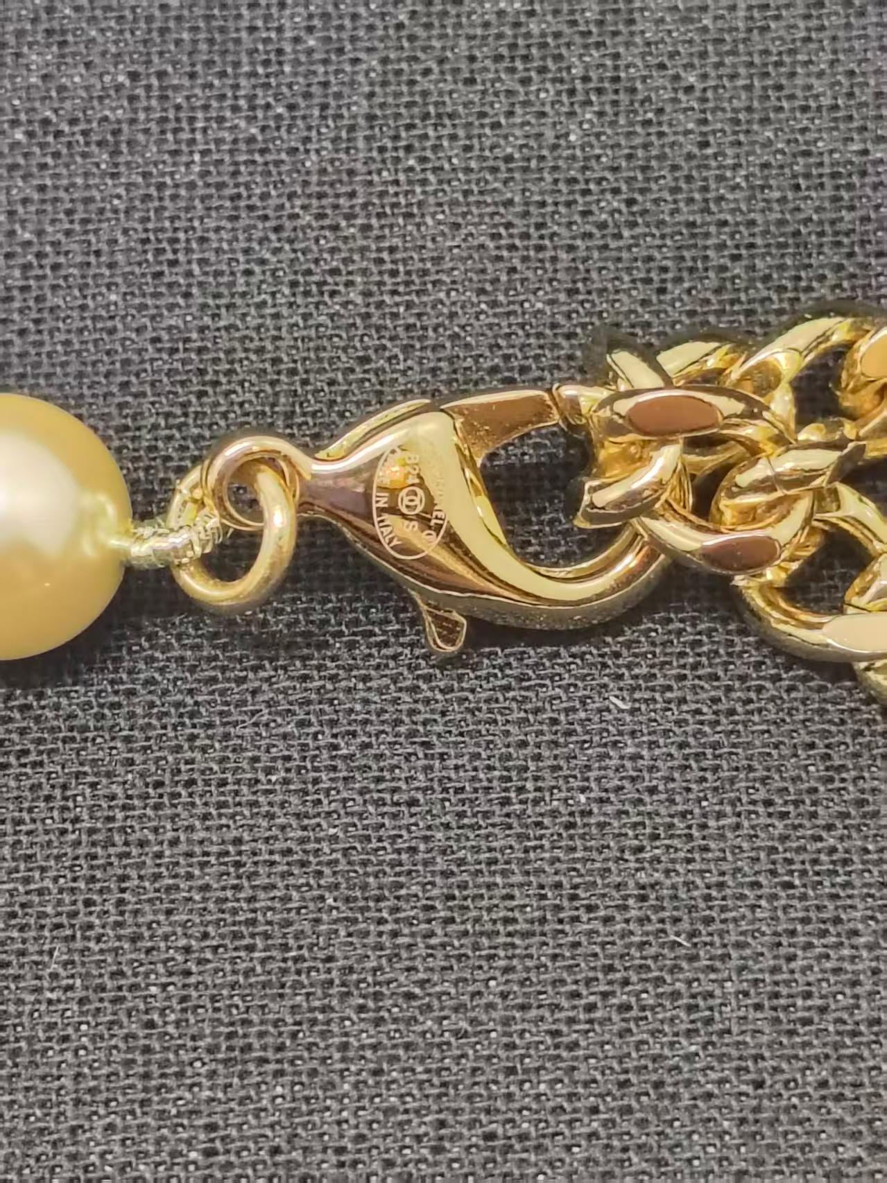 Chanel B24 Collection Collana a girocollo con perle e smalto bianco nero CC In condizioni ottime in vendita a PUTNEY, NSW